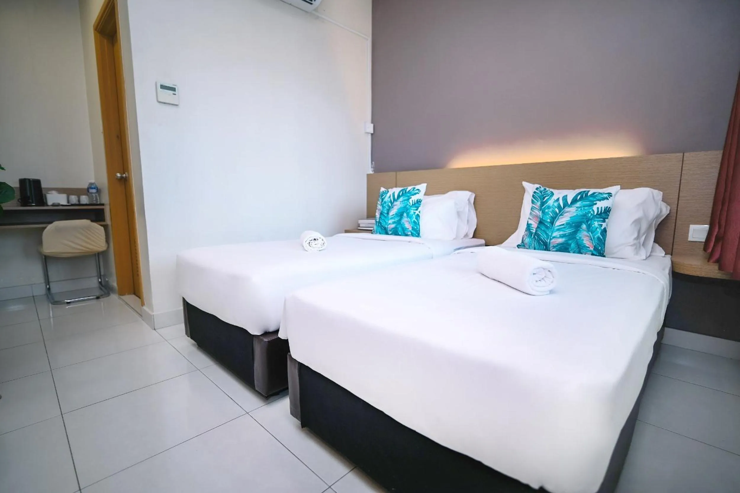 Bed in Swing & Pillows - PJ21 Petaling Jaya