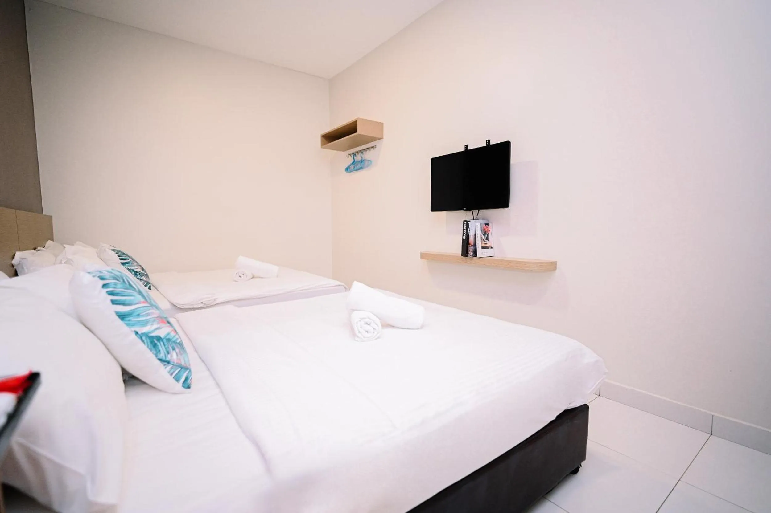 Bed in Swing & Pillows - PJ21 Petaling Jaya