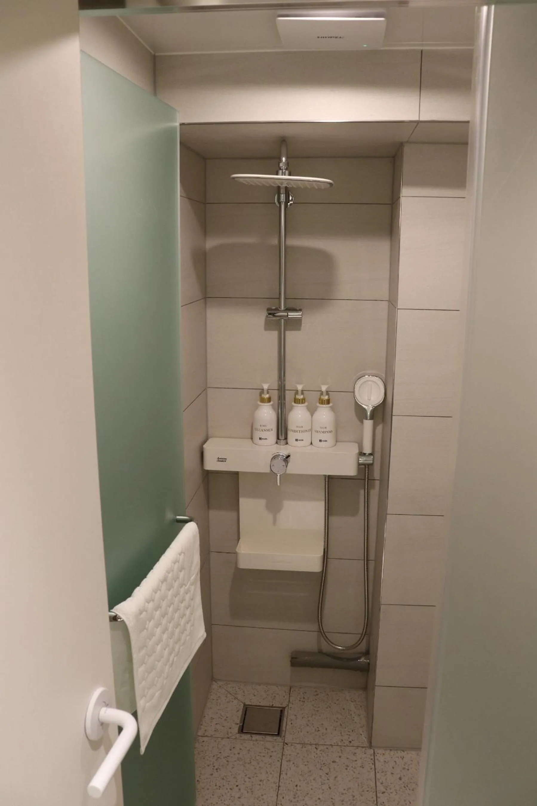 Shower in H HOSTEL Itaewon
