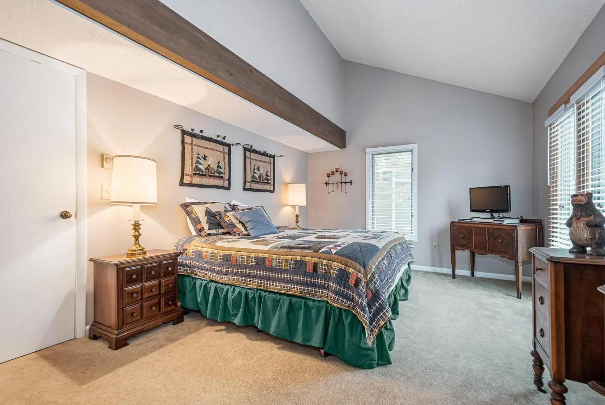 Property building, Bed in Beary Relaxing