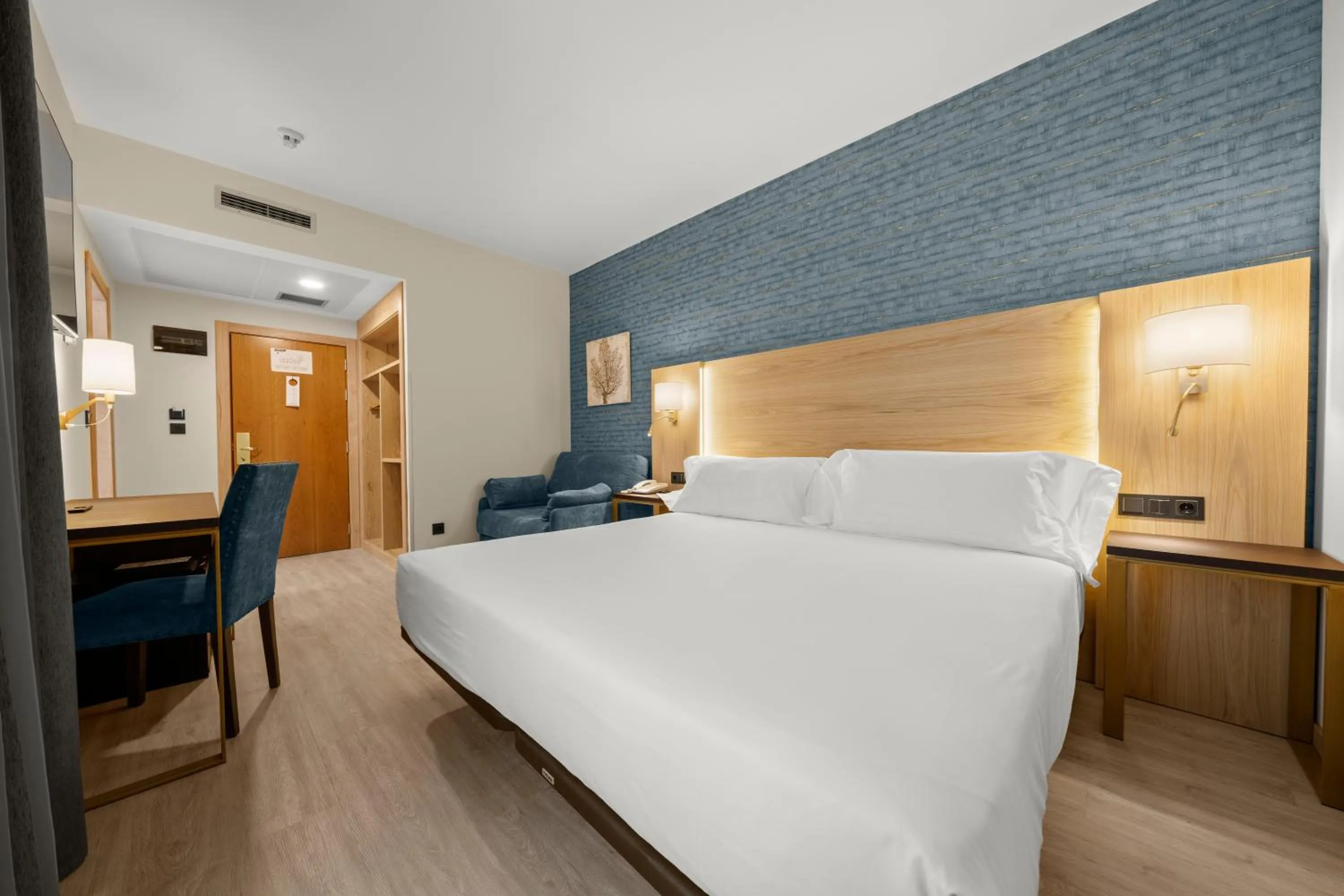 Photo of the whole room, Bed in Hotel Zentral Gijón Rey Pelayo