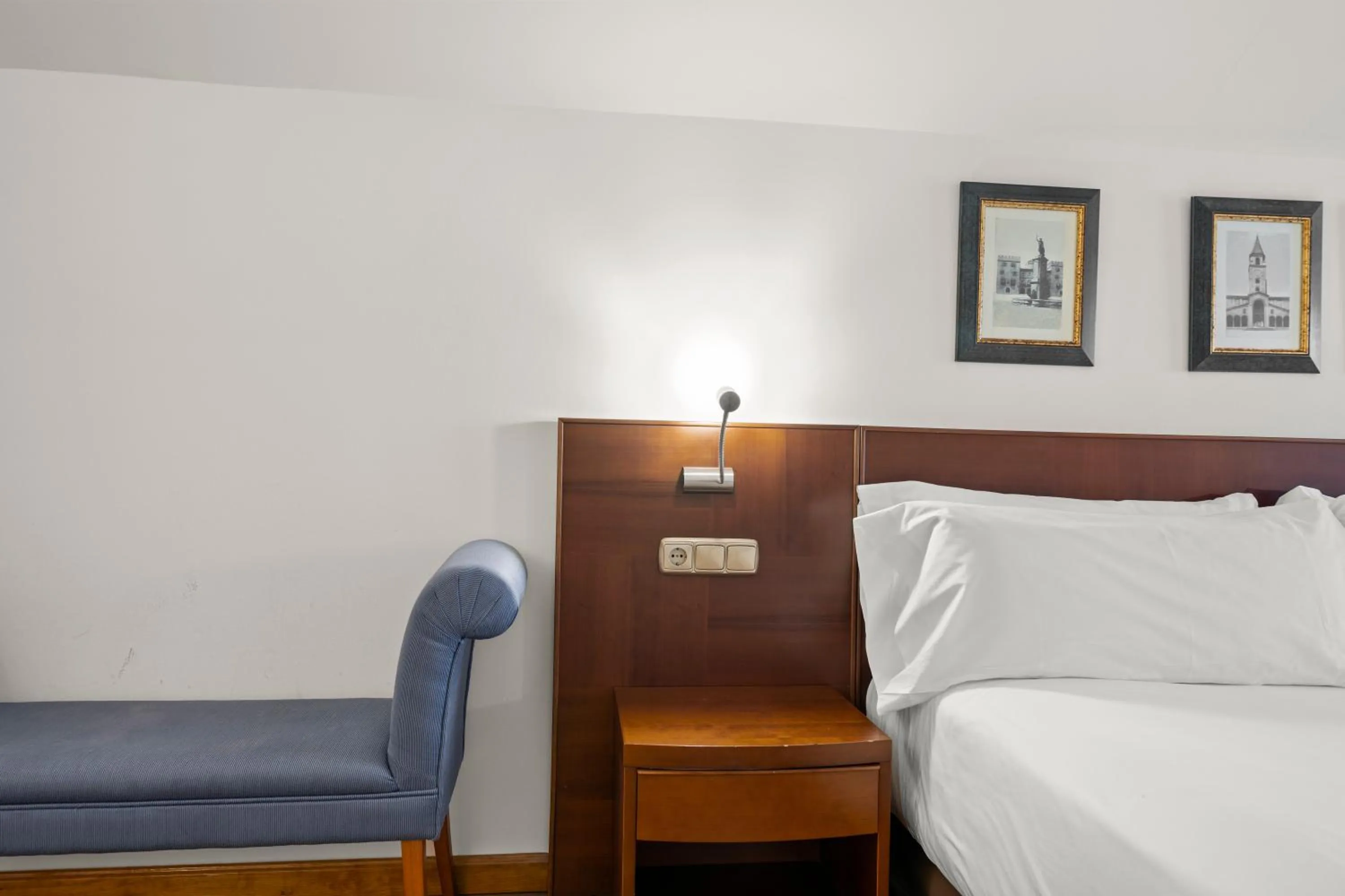 Bedroom, Bed in Hotel Zentral Gijón Rey Pelayo