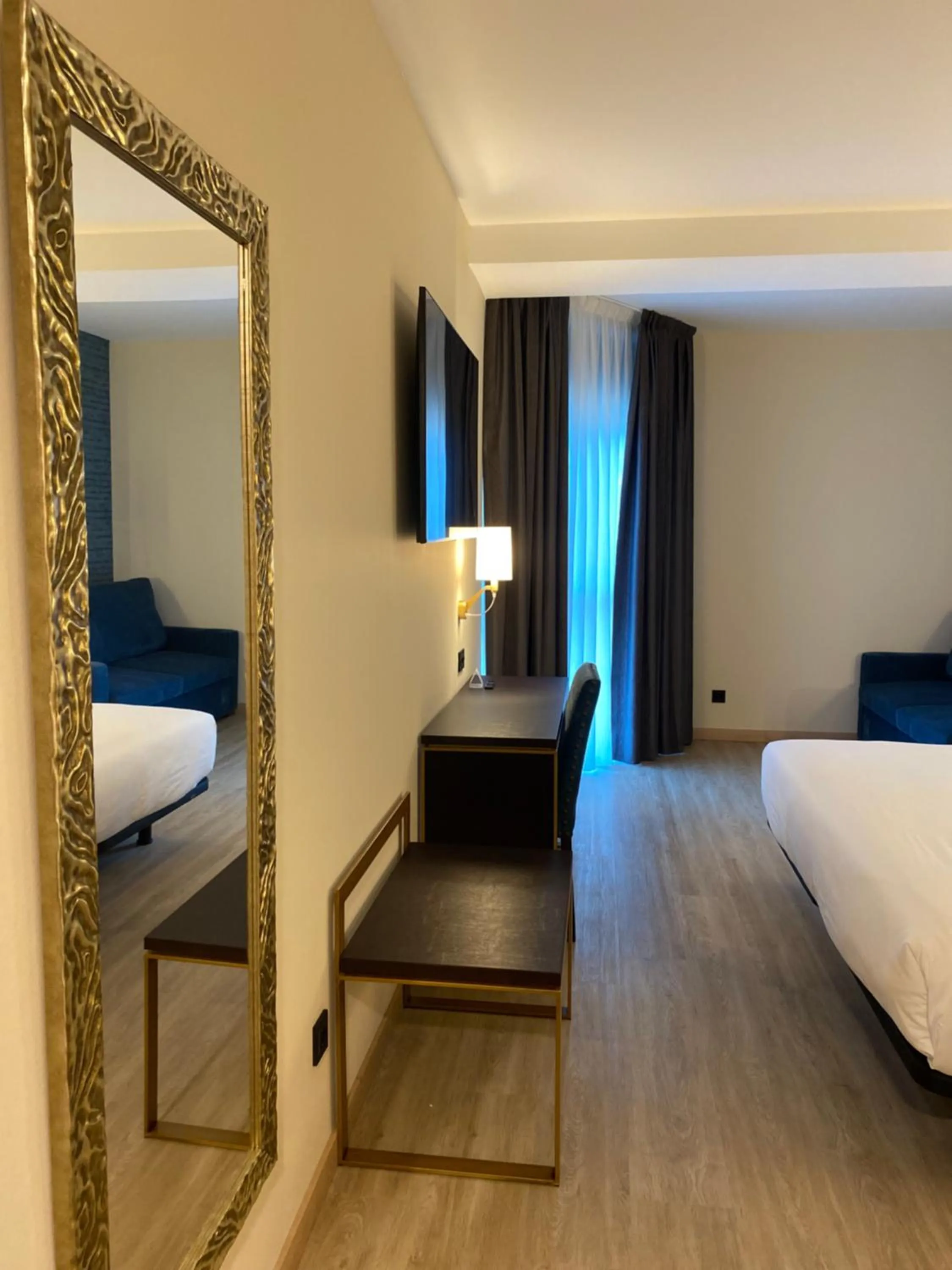 Photo of the whole room, Bed in Hotel Zentral Gijón Rey Pelayo