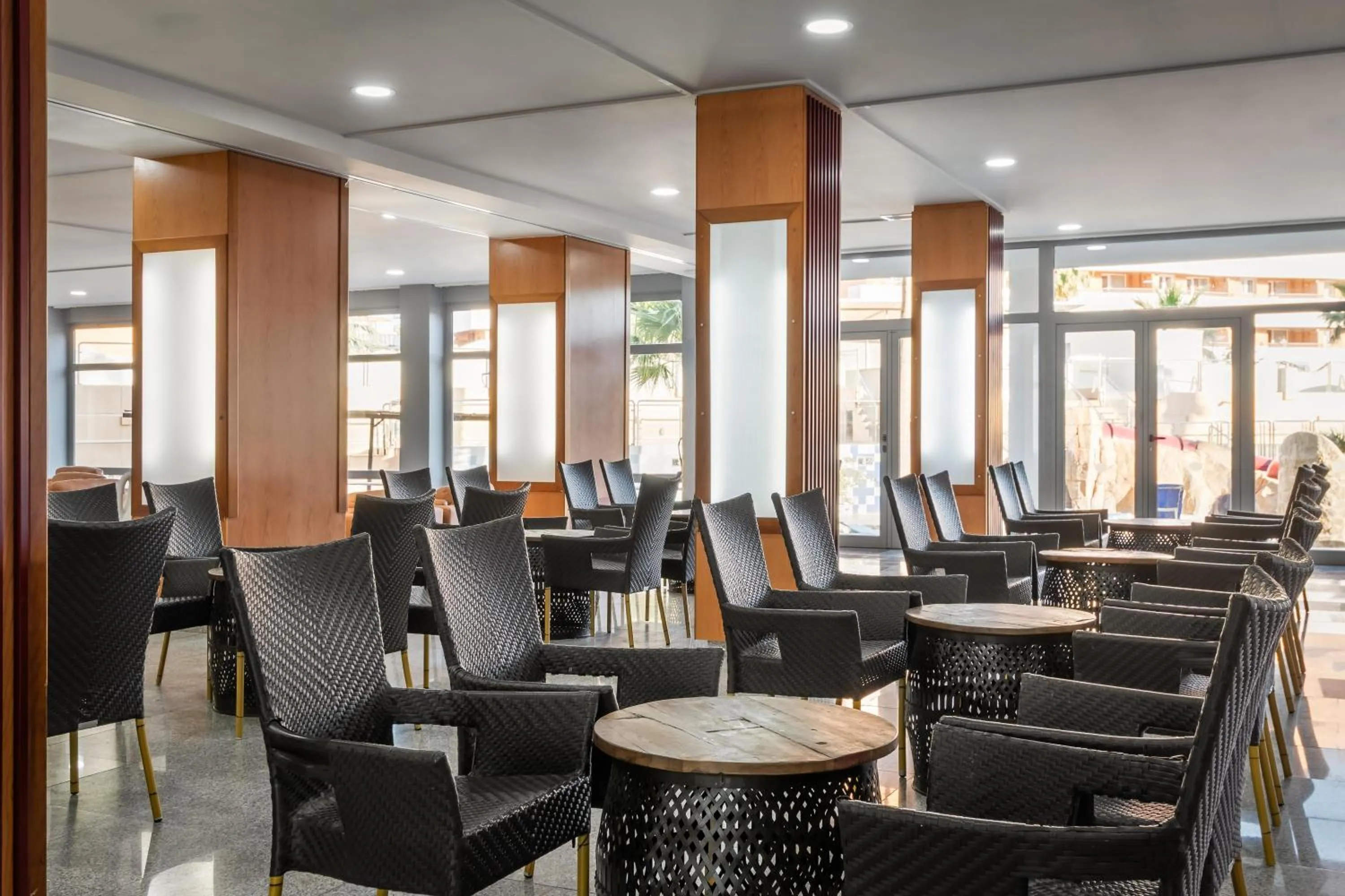 Lounge or bar in Hotel Fenix Family by ALEGRIA