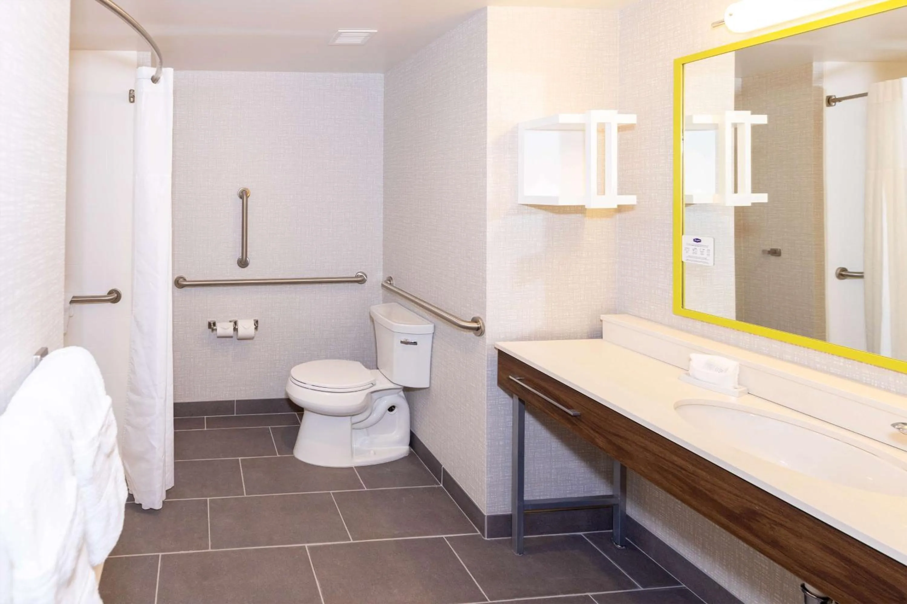 Bathroom in Hampton Inn Selma, Ca