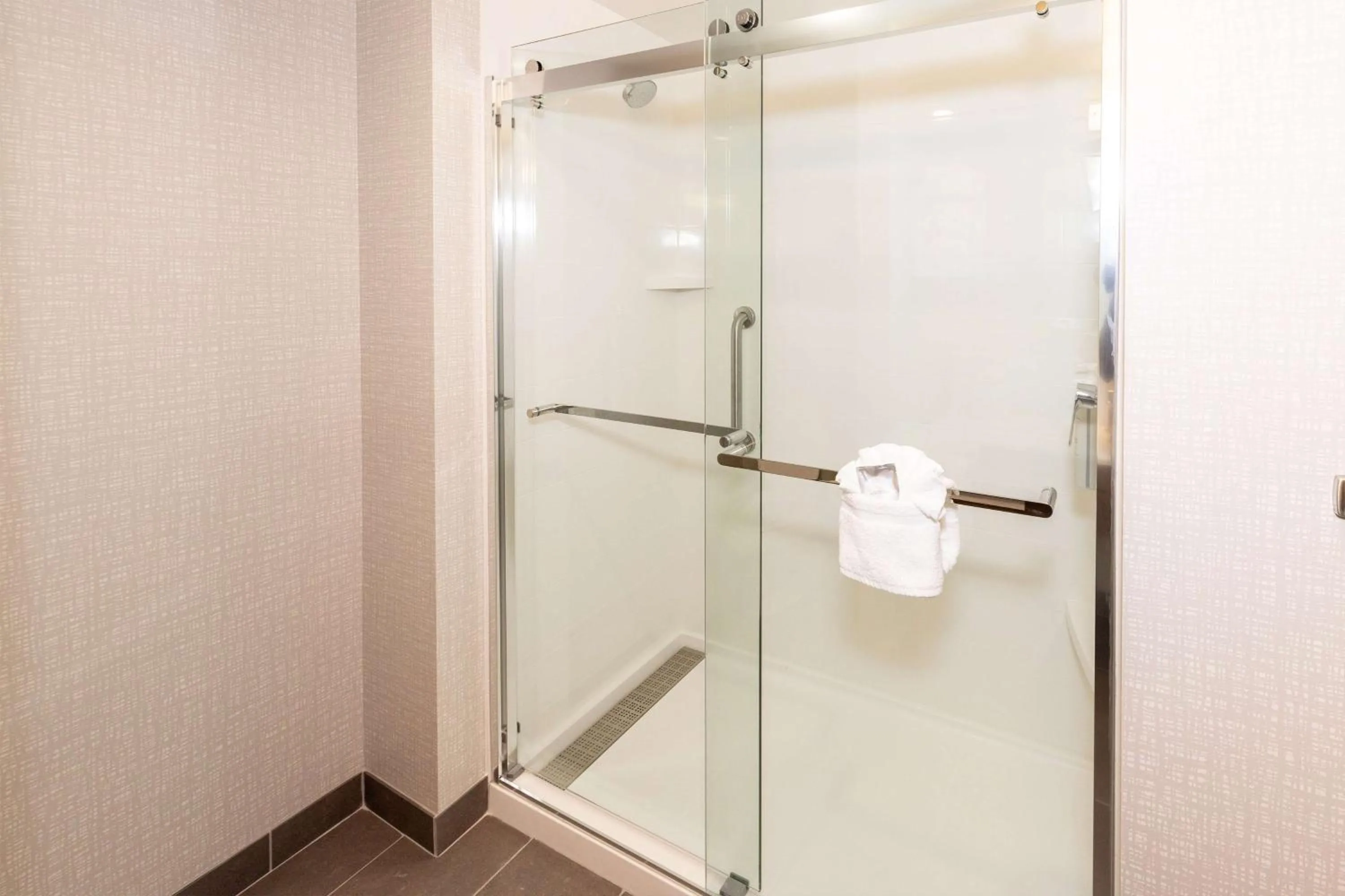 Bathroom in Hampton Inn Selma, Ca