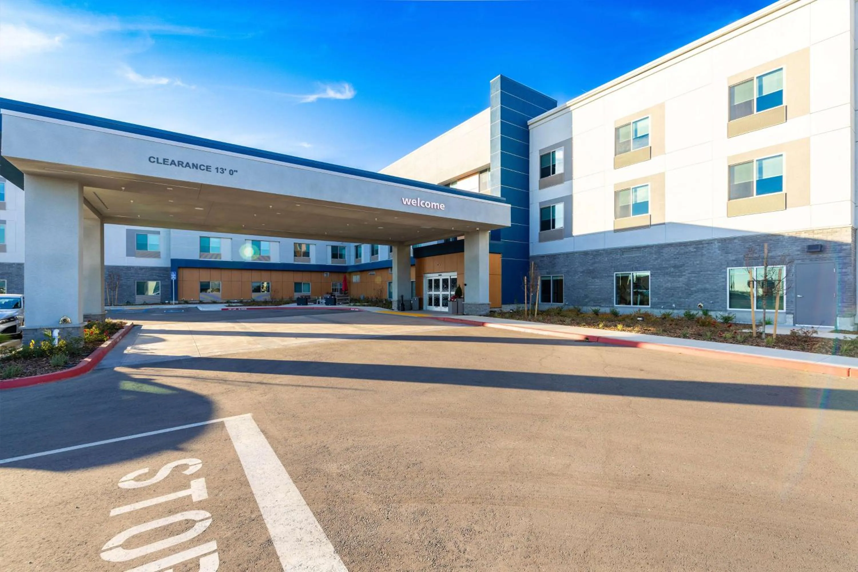 Property building in Hampton Inn Selma, Ca