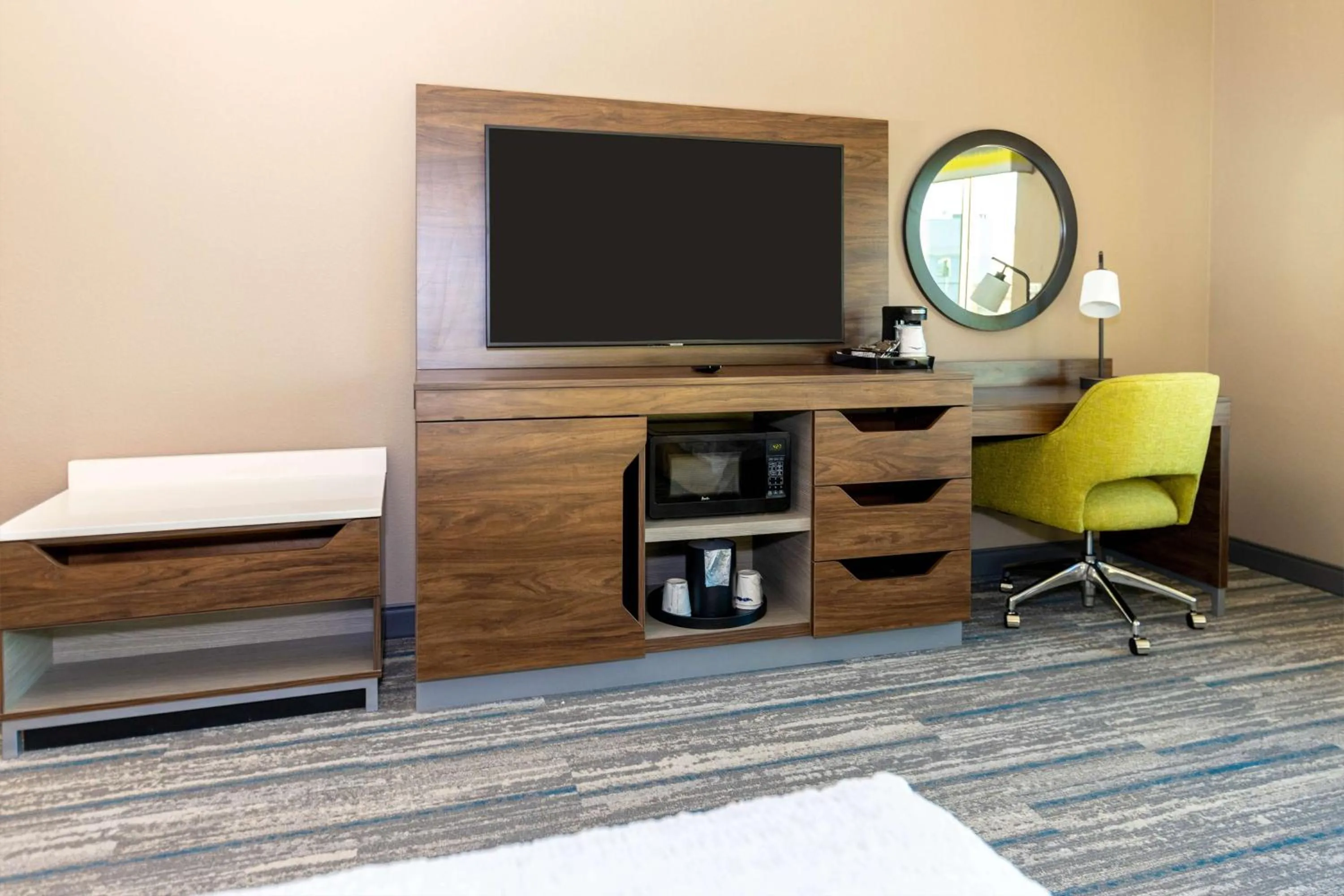 Bedroom in Hampton Inn Selma, Ca