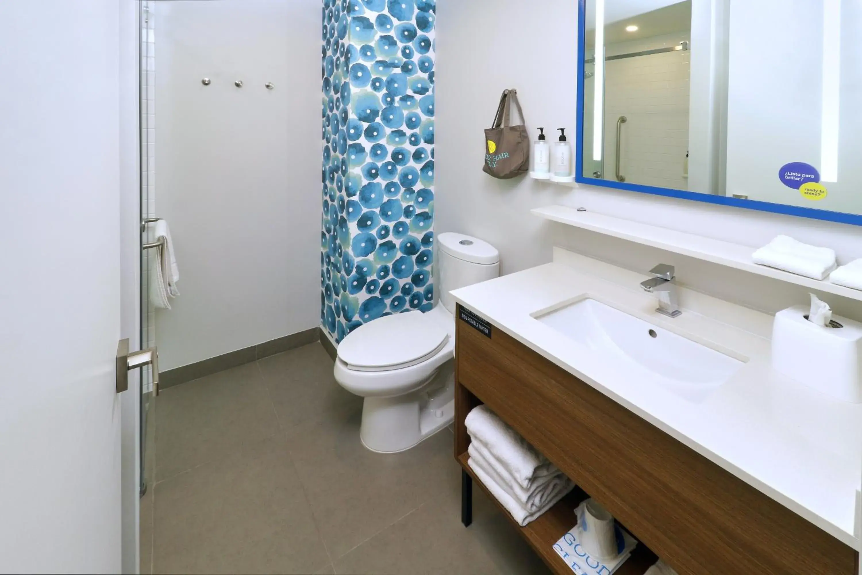 Queen Room with walk-in shower in Tru By Hilton Monterrey Fundidora Queen Room with walk-in shower in Tru By Hilton Monterrey Fundidora