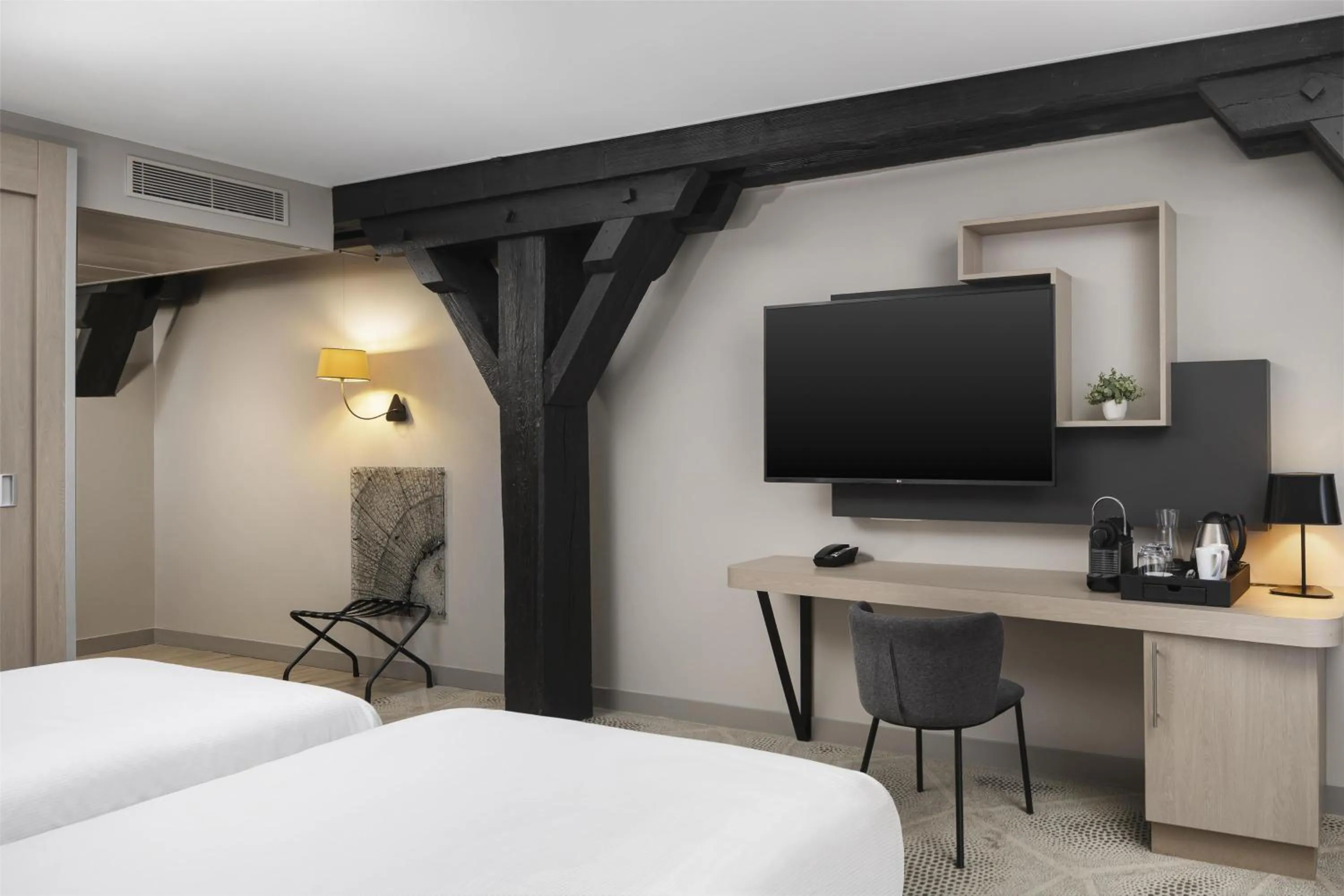 Bedroom, Bed in Hilton Garden Inn Paris La Villette