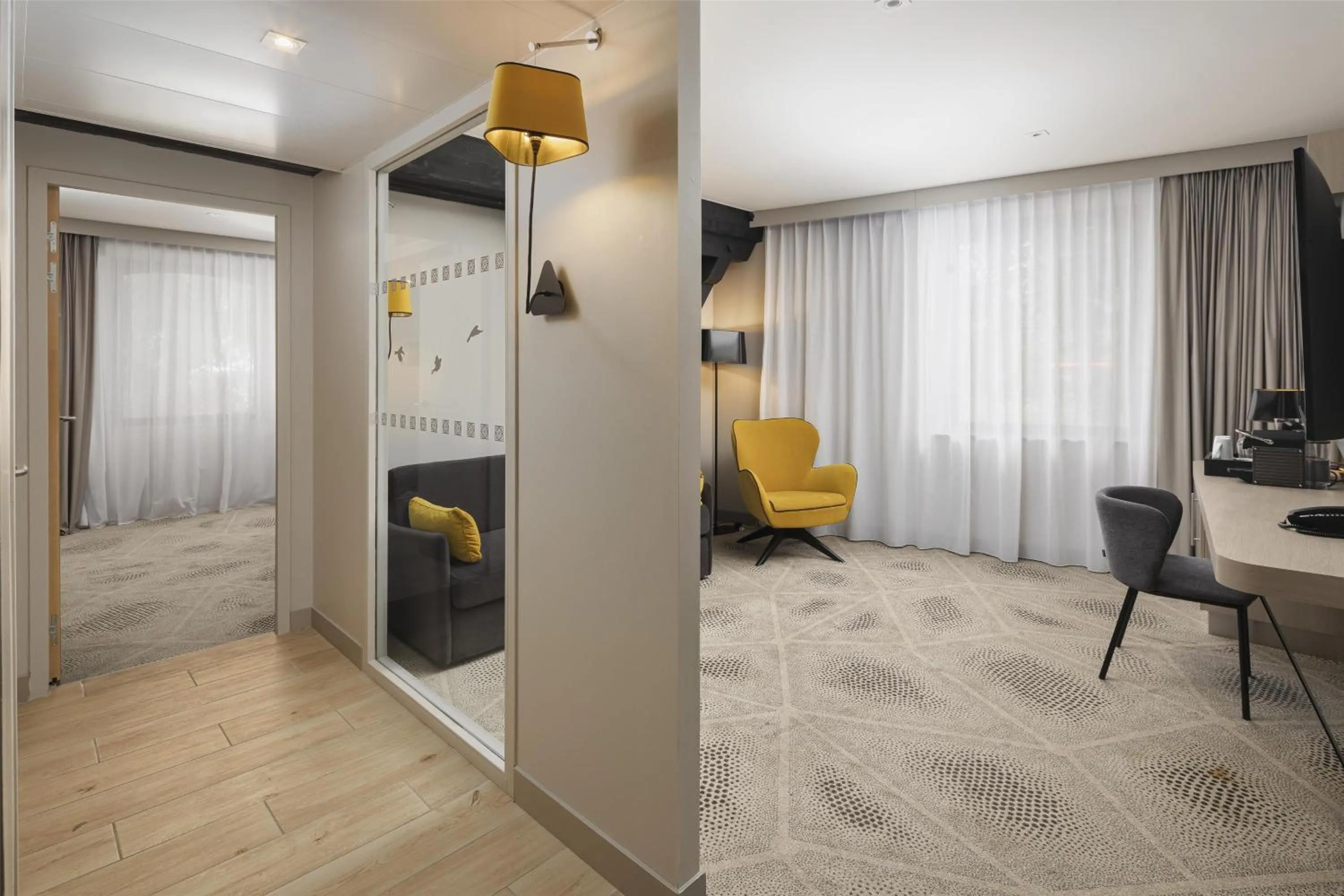 Living room, Bed in Hilton Garden Inn Paris La Villette