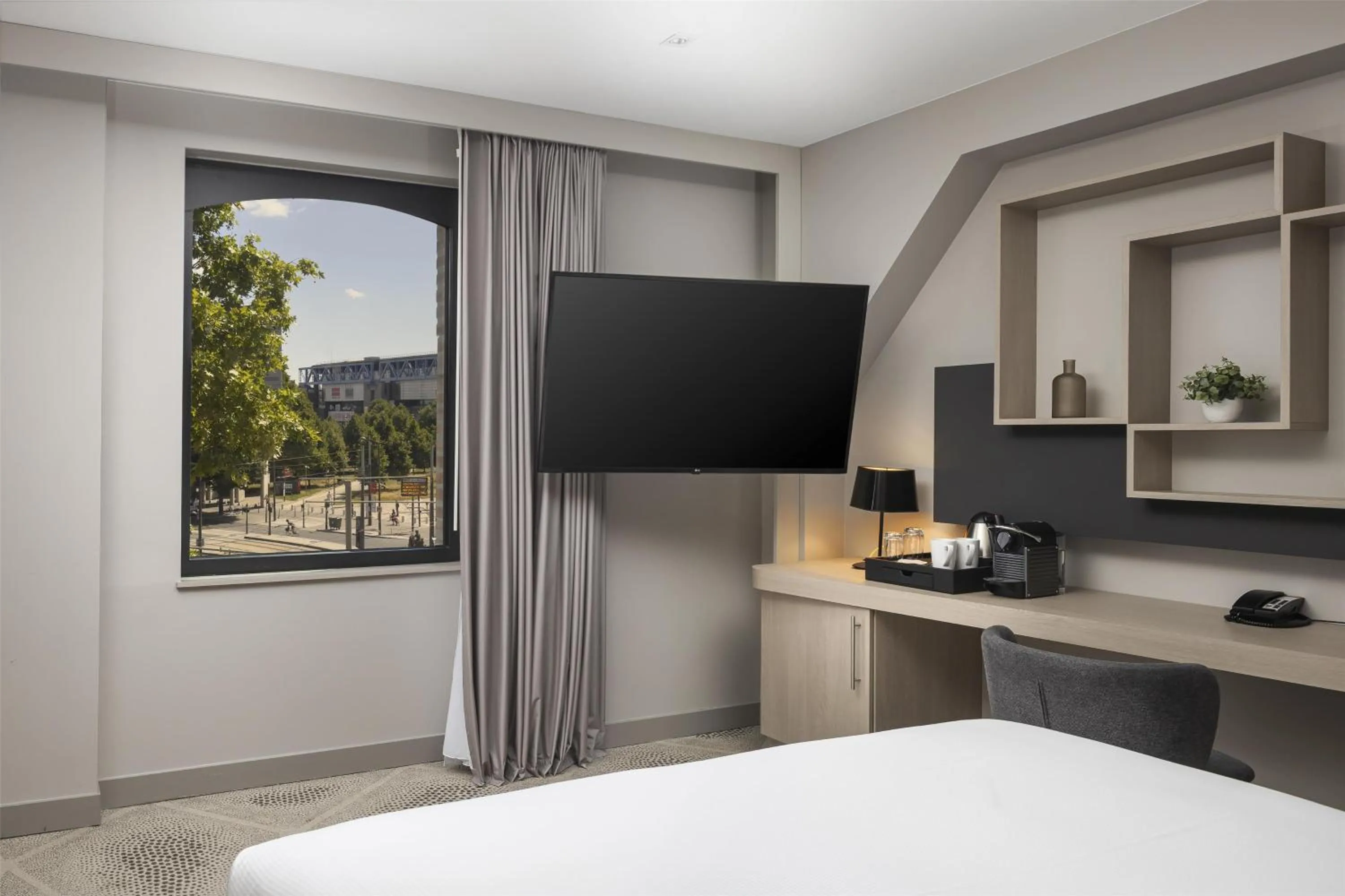 Bedroom, Bed in Hilton Garden Inn Paris La Villette