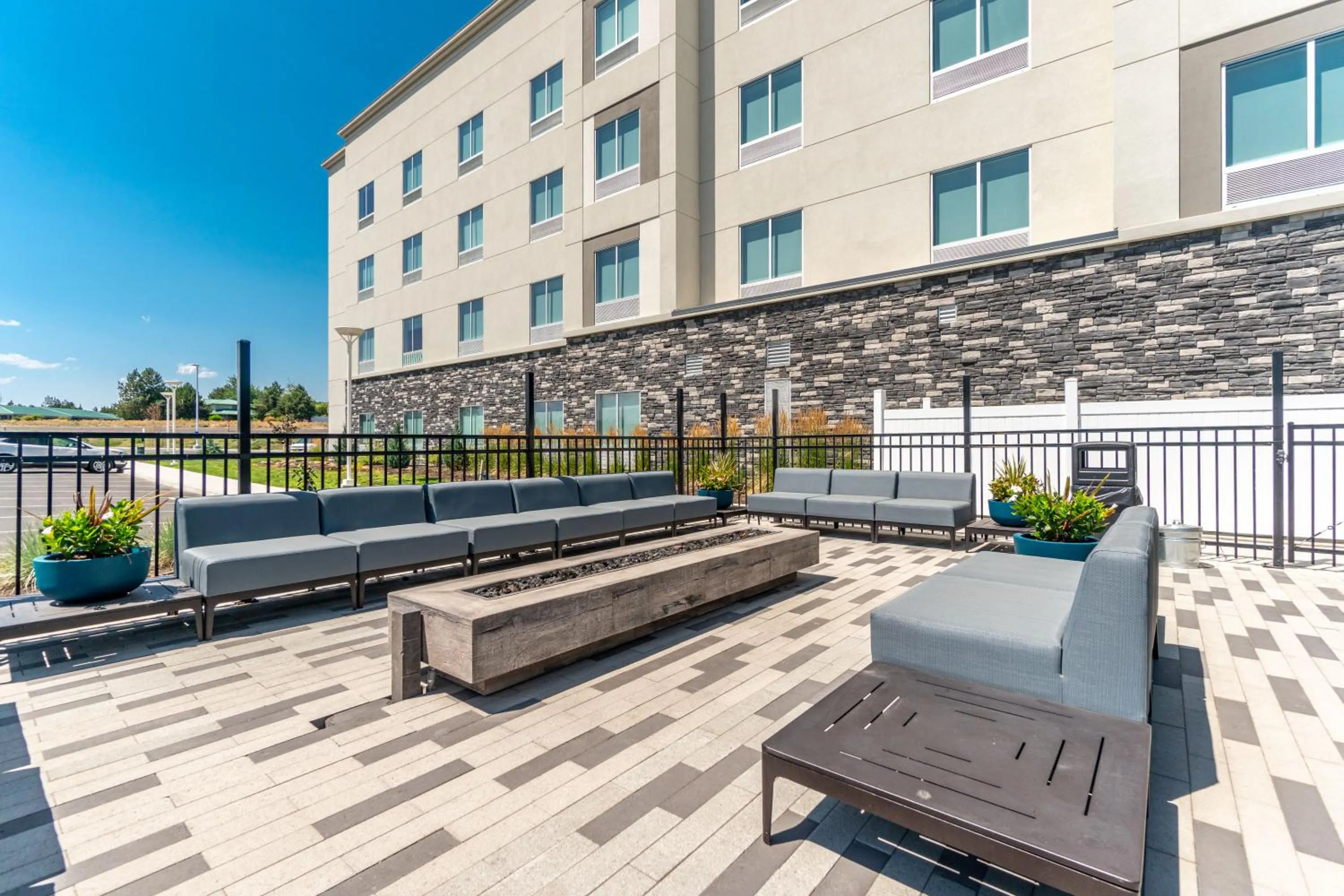 Property building in Hampton Inn Redmond Bend Airport