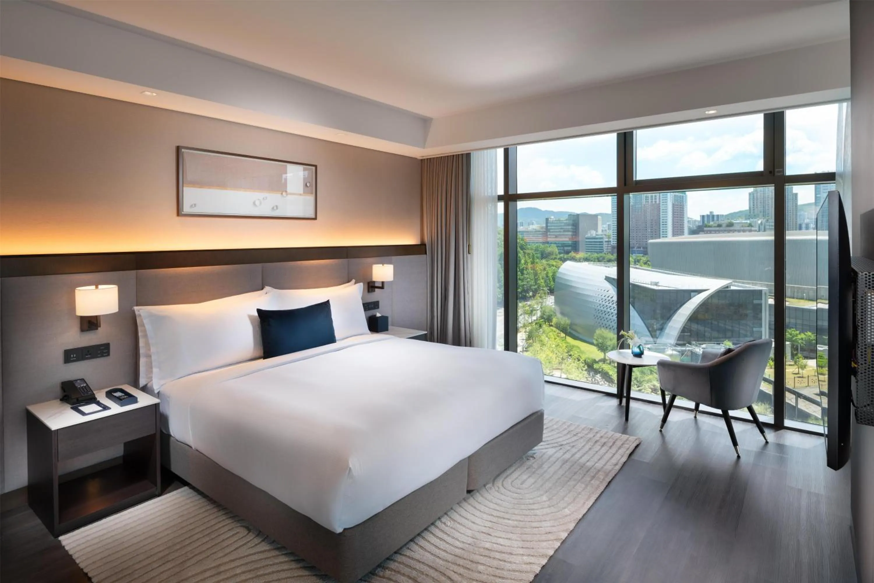 Bed in DoubleTree By Hilton Seoul Pangyo Residences