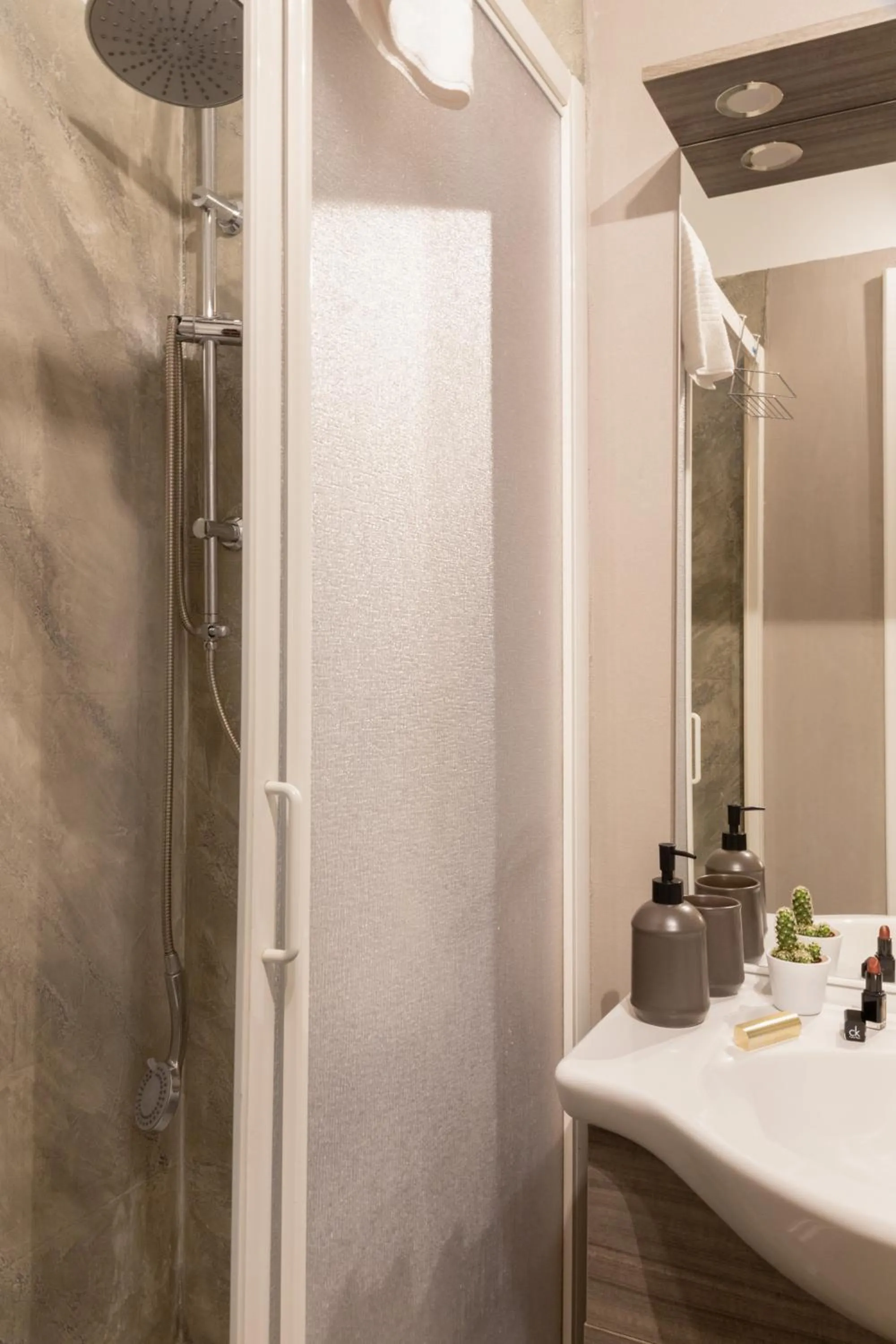 Shower in Fair Suite Roma Termini