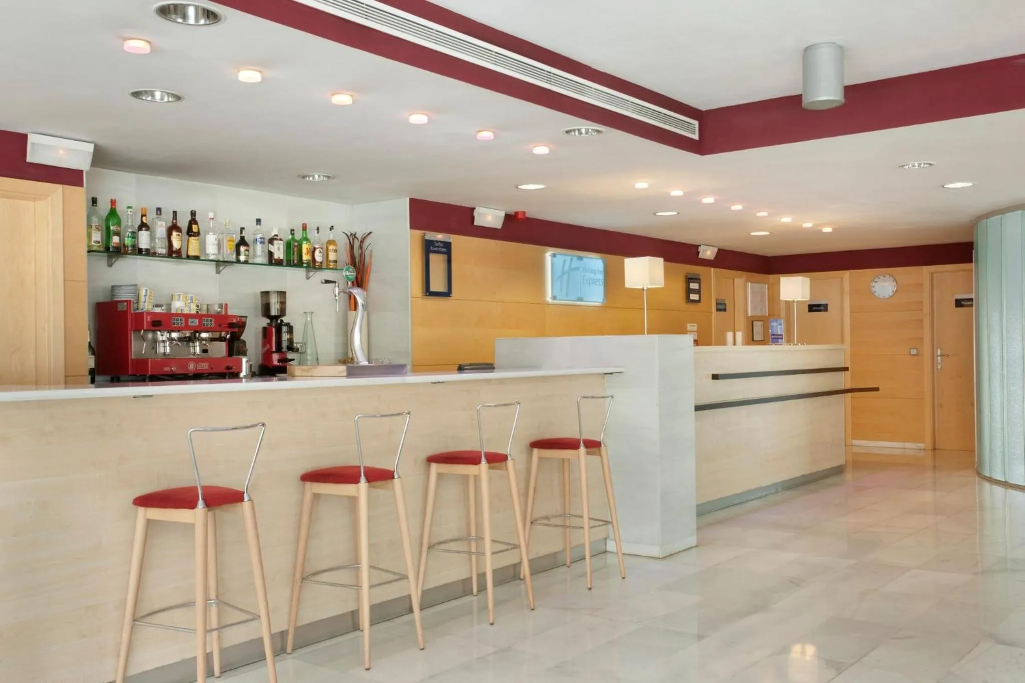 Lounge or bar in Holiday Inn Express Madrid-Alcorcón by IHG
