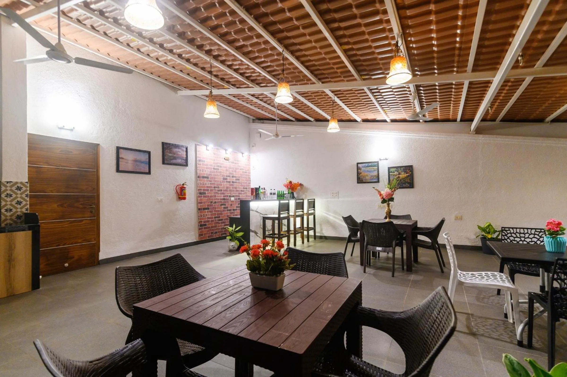 Lounge or bar in Lotus & Orchid Villas by Ramnath Homes