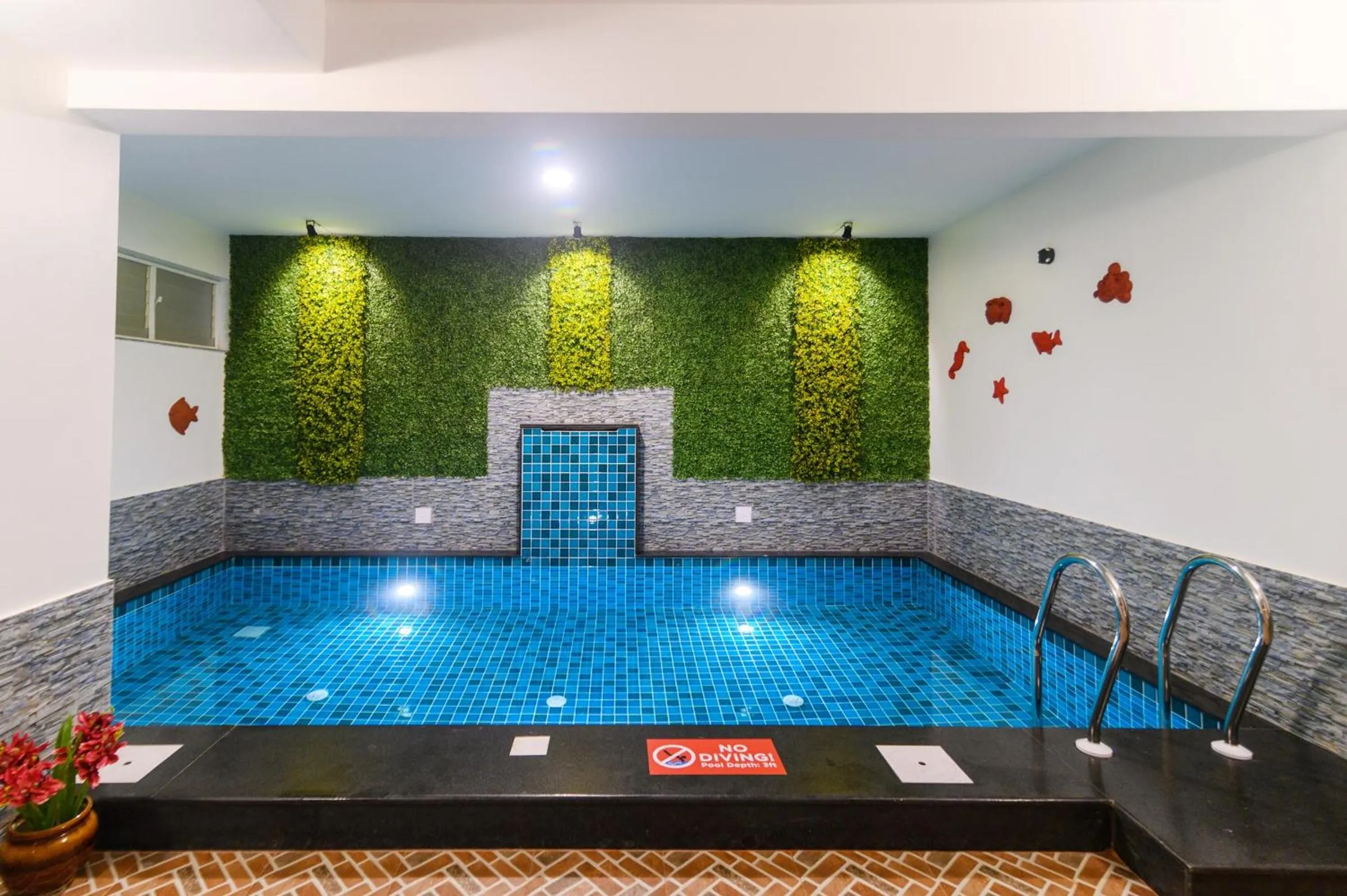 Swimming pool in Lotus & Orchid Villas by Ramnath Homes