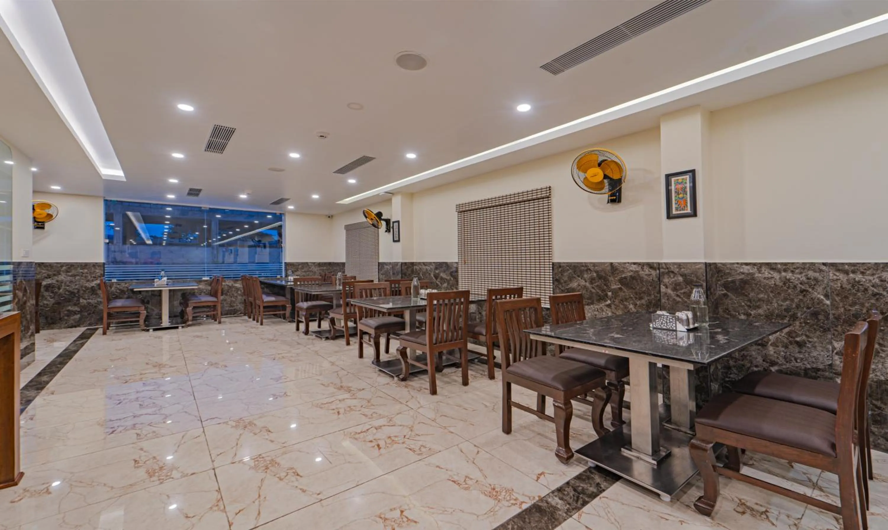 Restaurant/places to eat in Treebo Aaravi Residency, 800 Mtrs From Promenade Beach