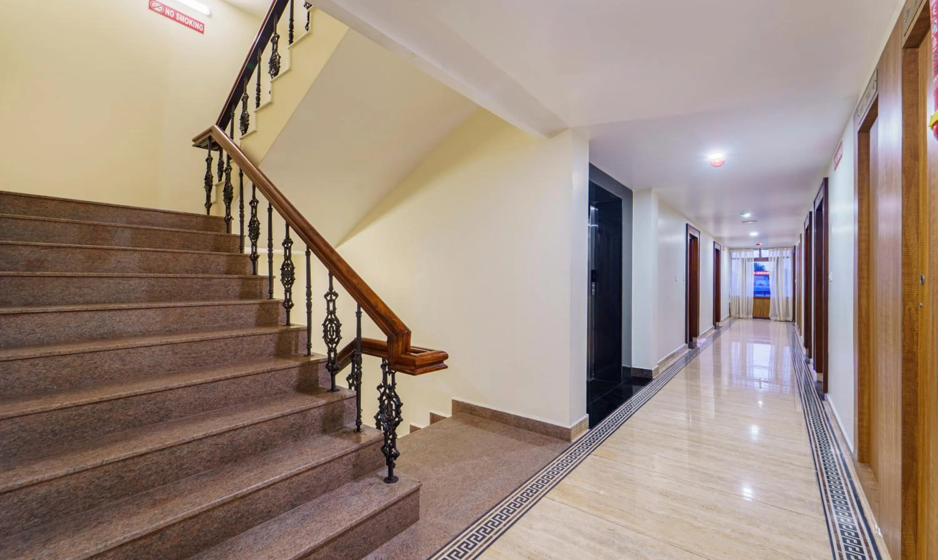 Lobby or reception in Treebo Aaravi Residency, 800 Mtrs From Promenade Beach