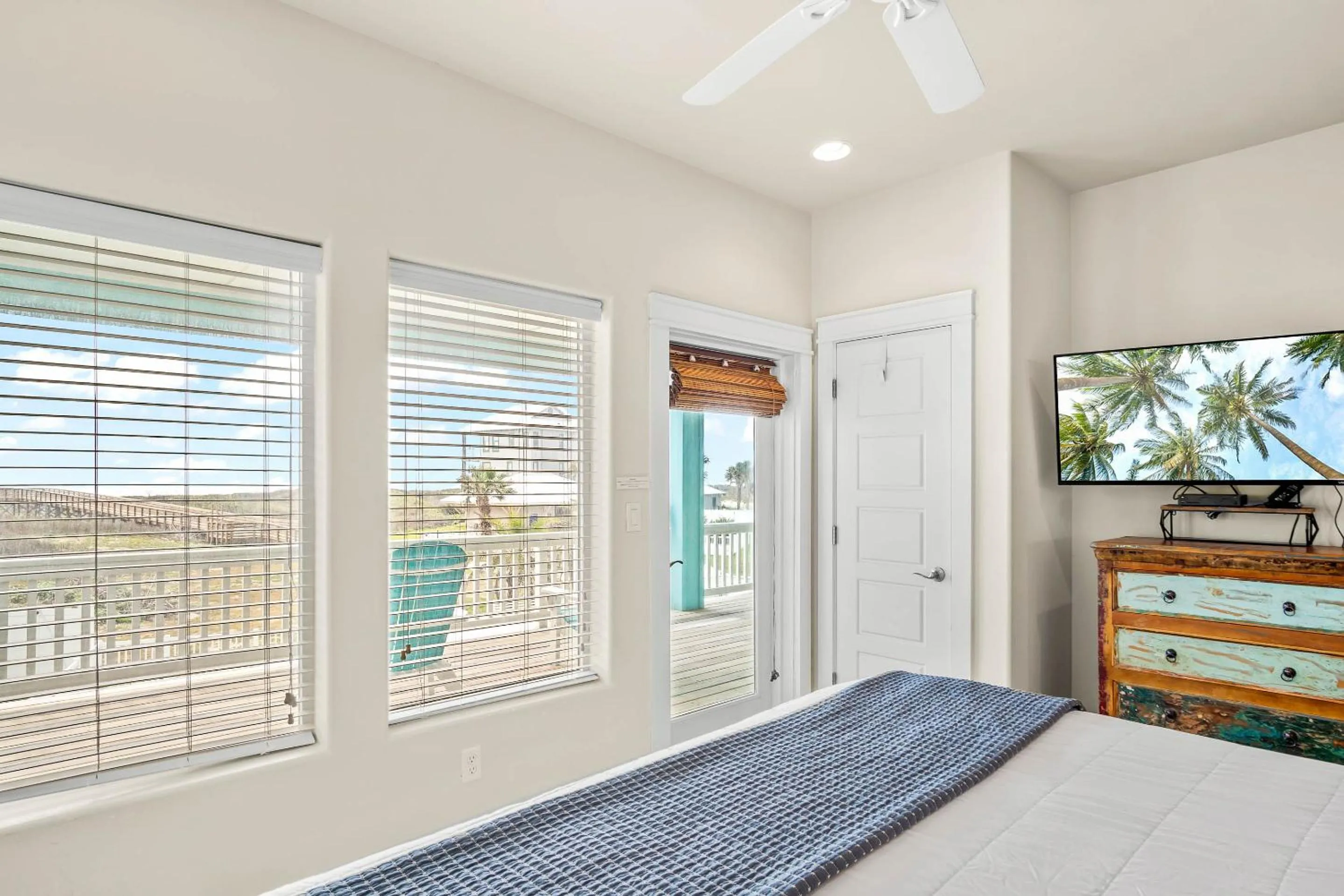 Property building, Bed in Beach-A-Holic