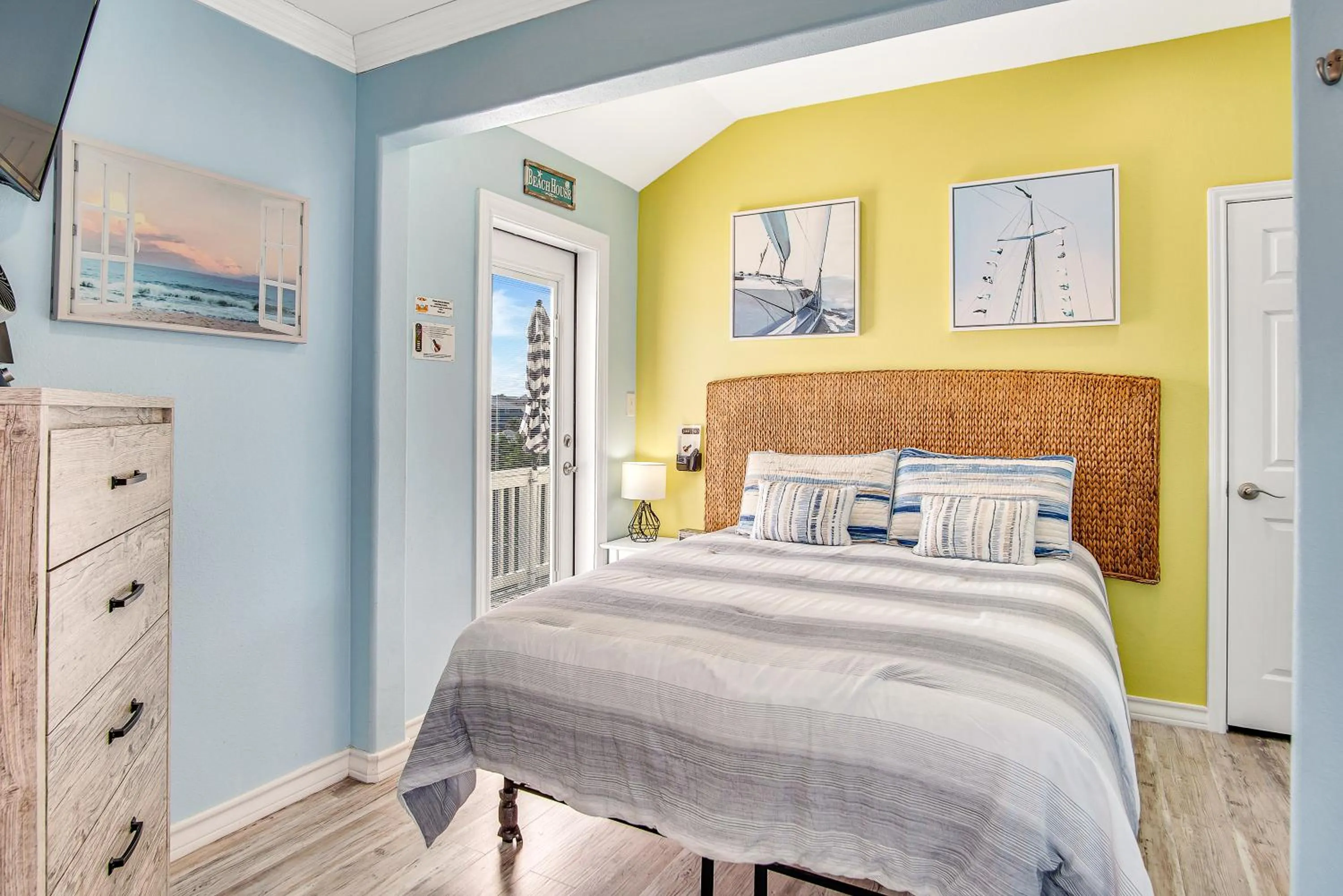 Property building, Bed in LaJuana Iguana