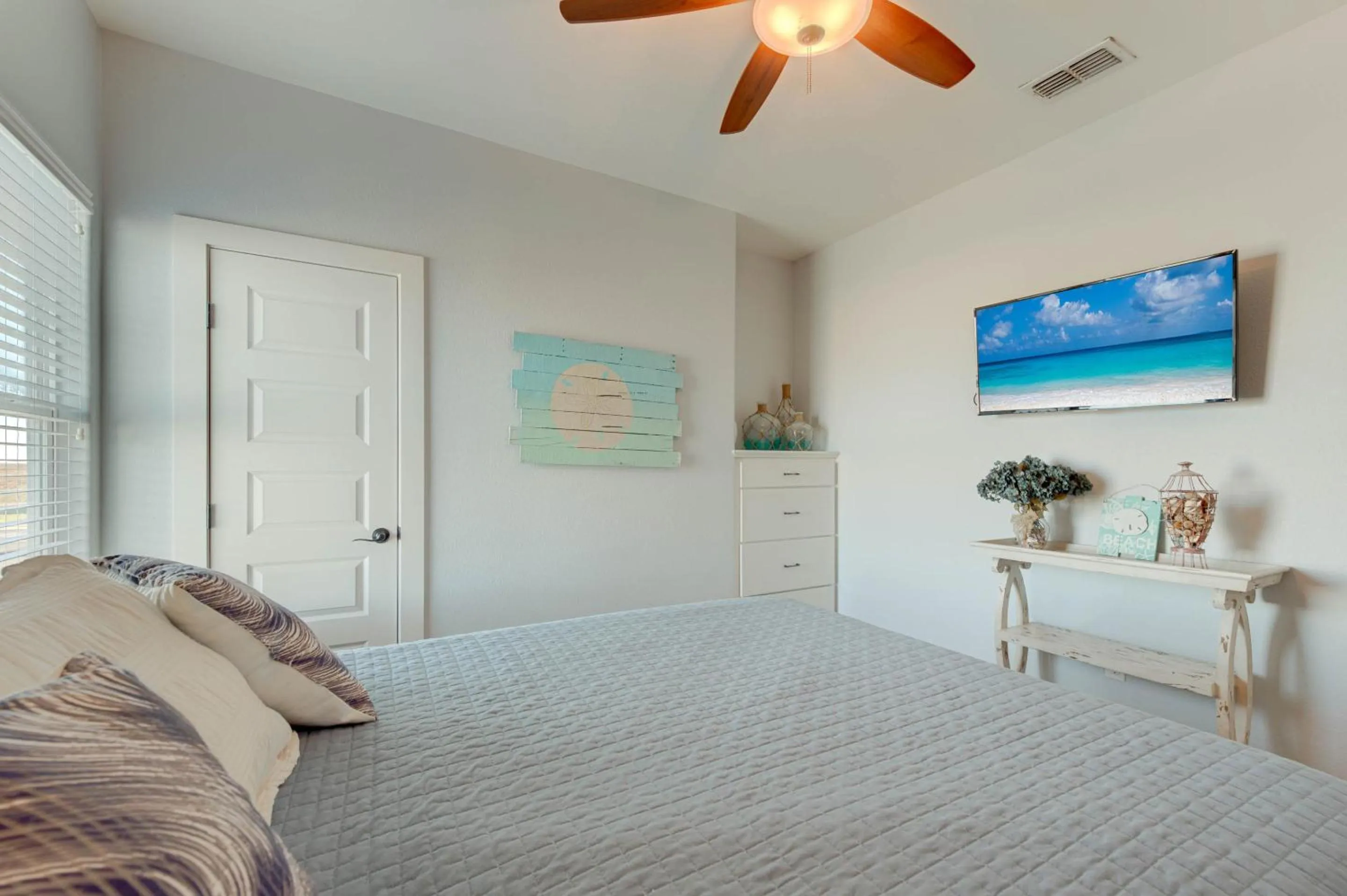 Property building, Bed in Postcard from Paradise