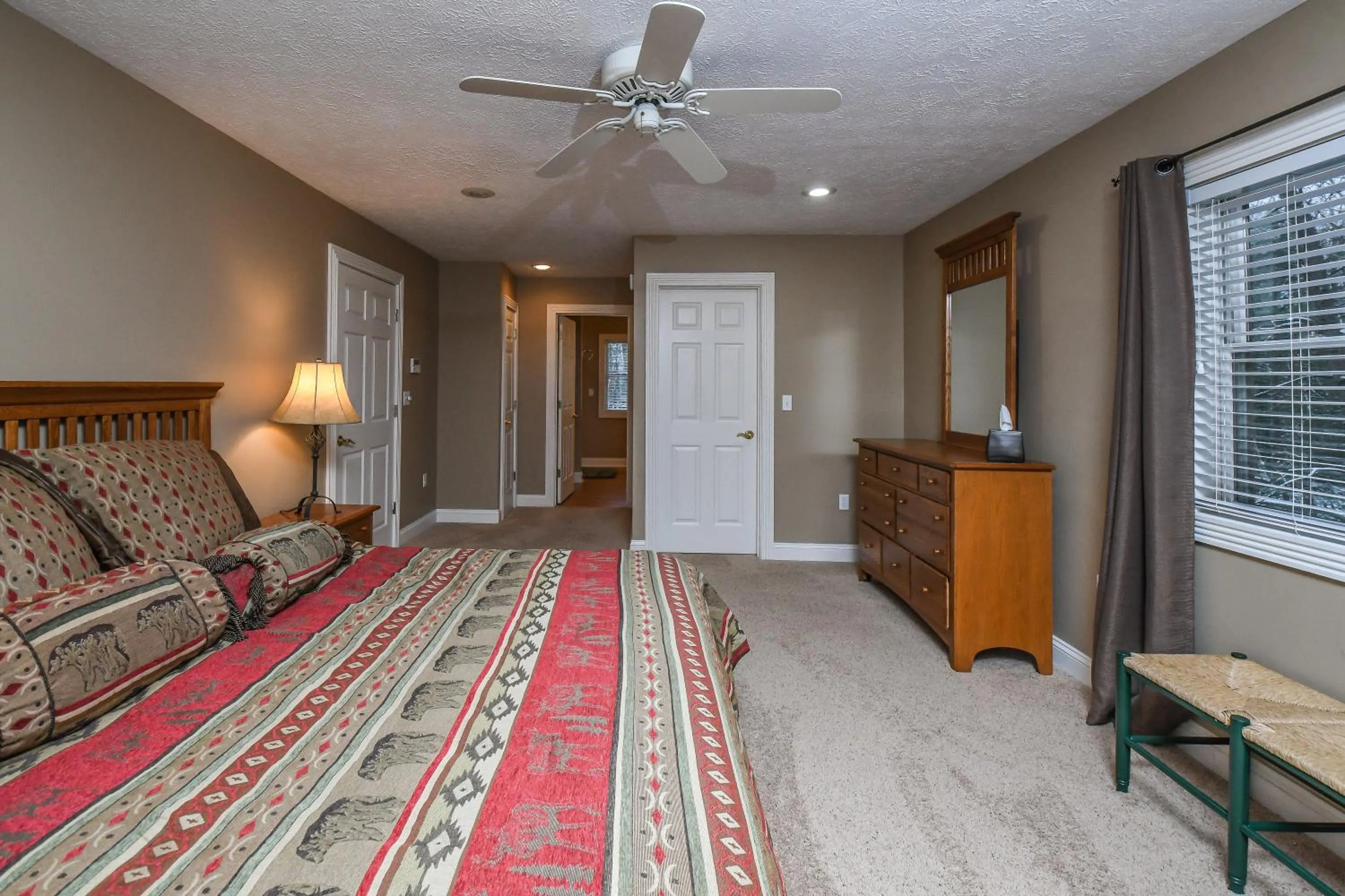 Property building, Bed in Black Bear Lodge