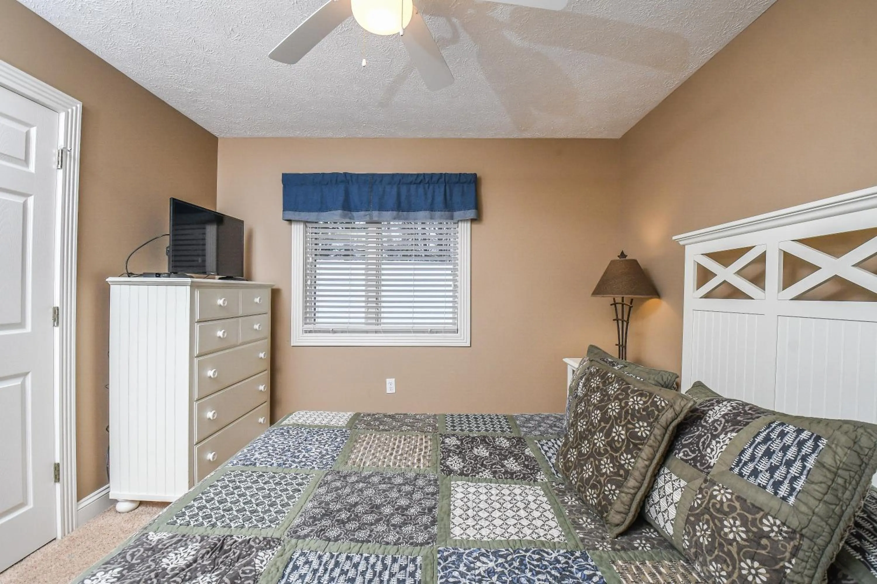 Property building, Bed in Black Bear Lodge