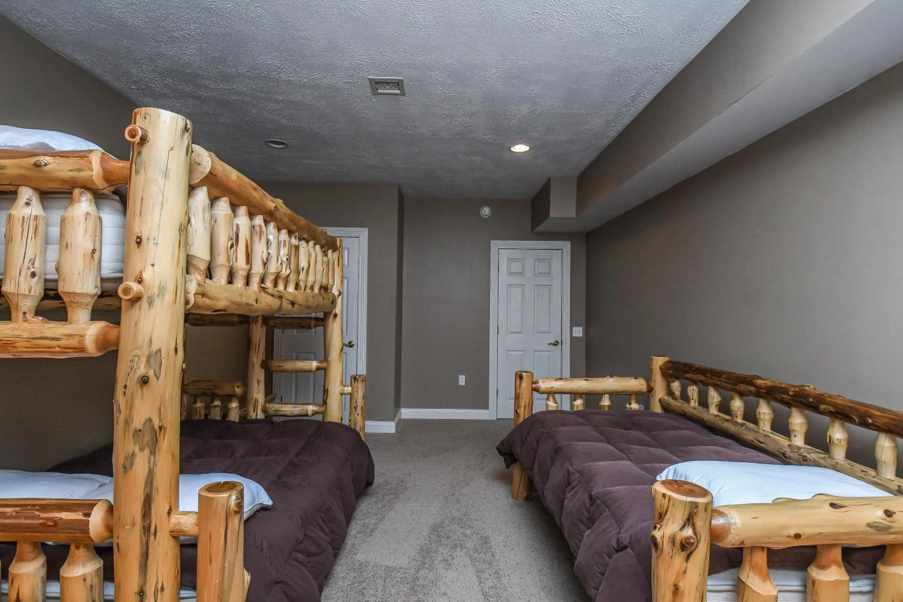 Property building, Bed in Black Bear Lodge