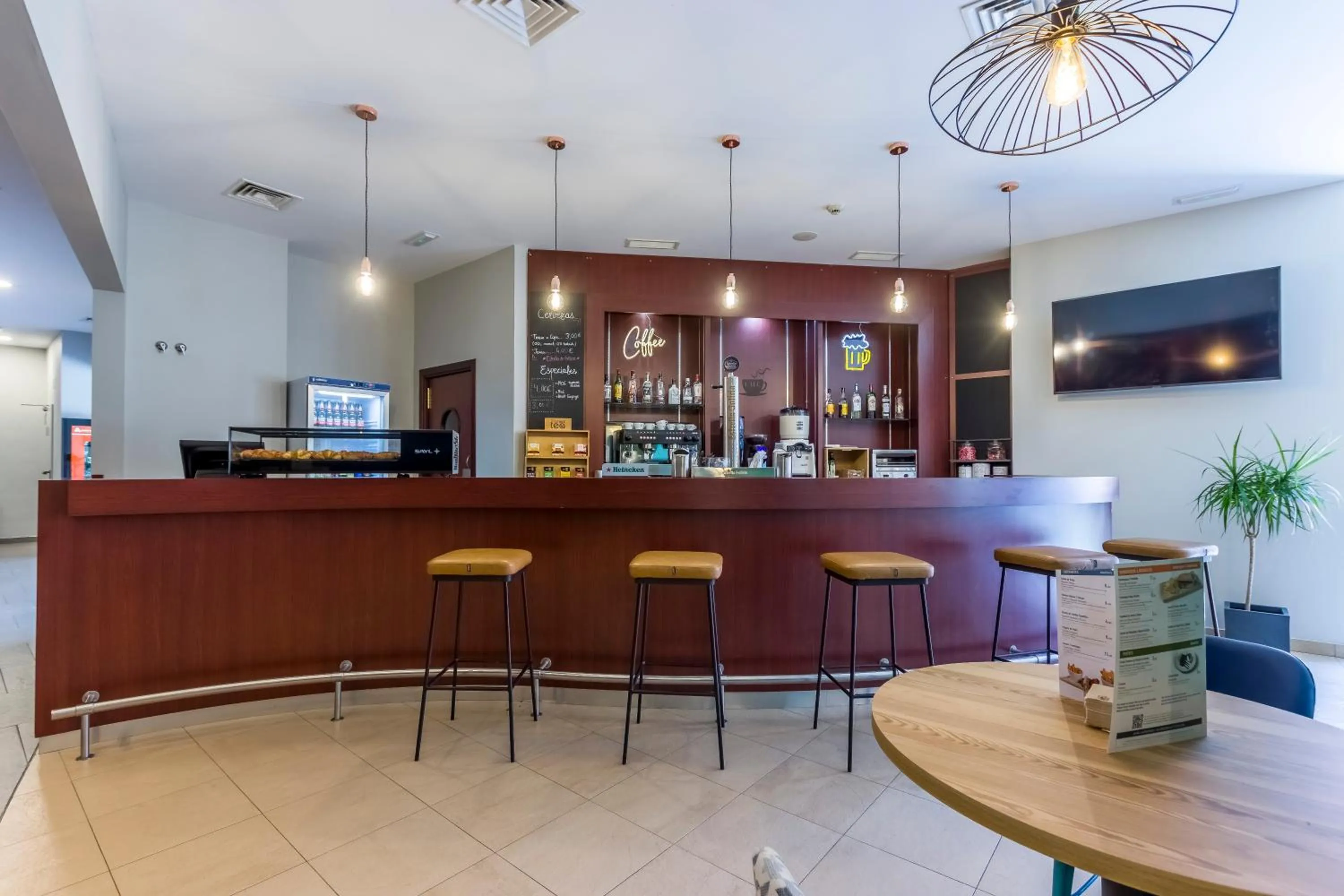 Lounge or bar in Travelodge Madrid Alcalá de Henares