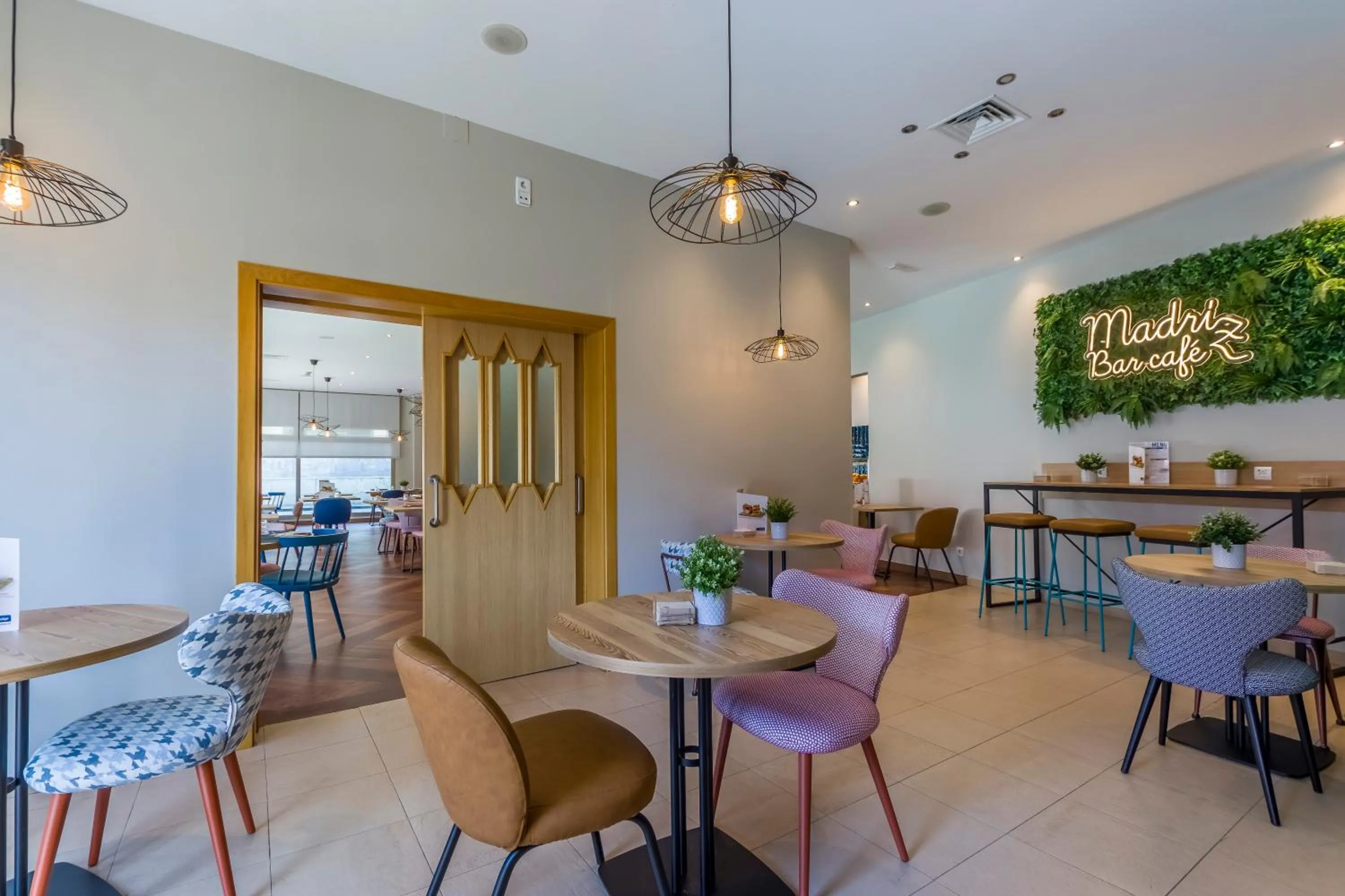 Lounge or bar in Travelodge Madrid Alcalá de Henares