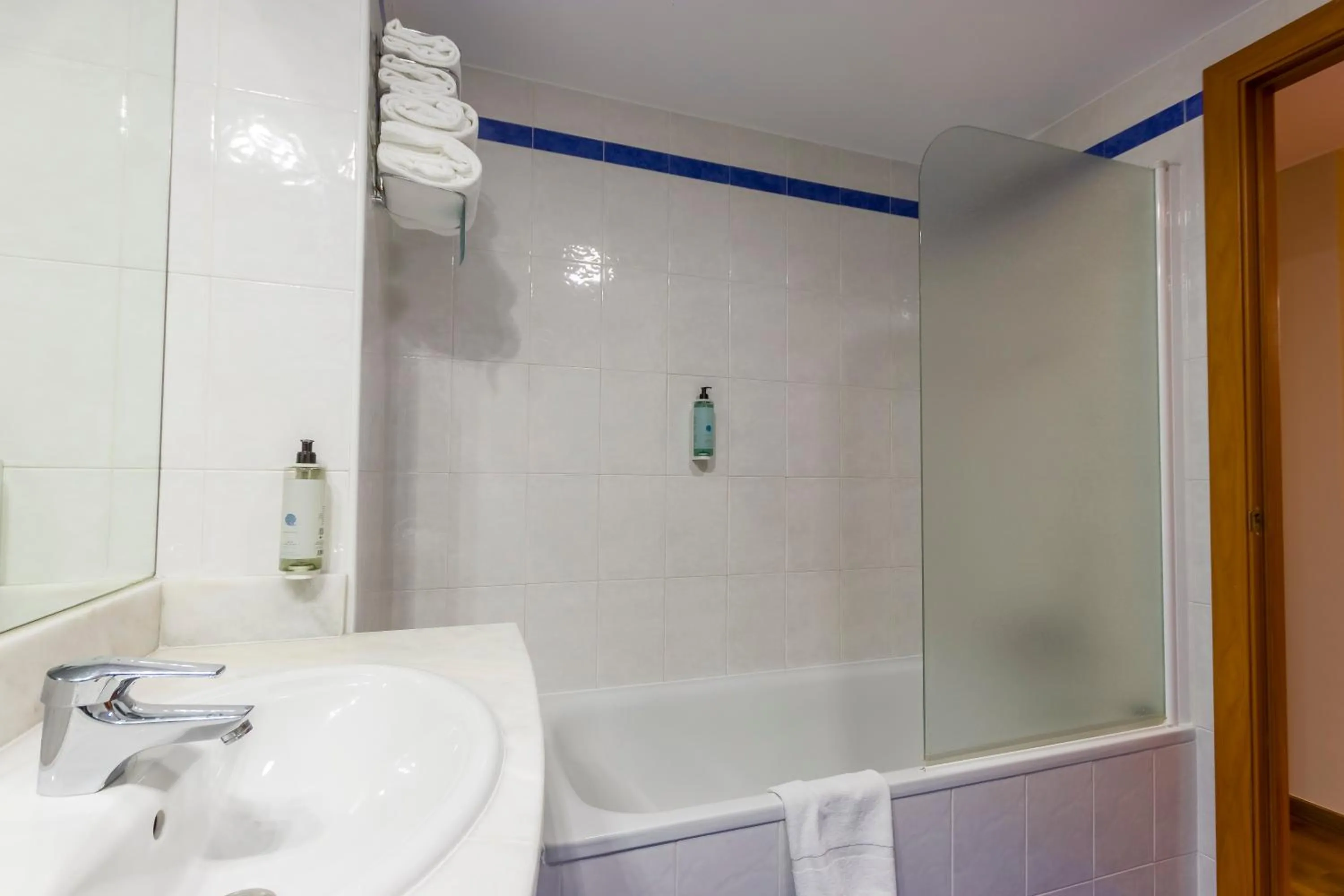 Bathroom in Travelodge Madrid Alcalá de Henares