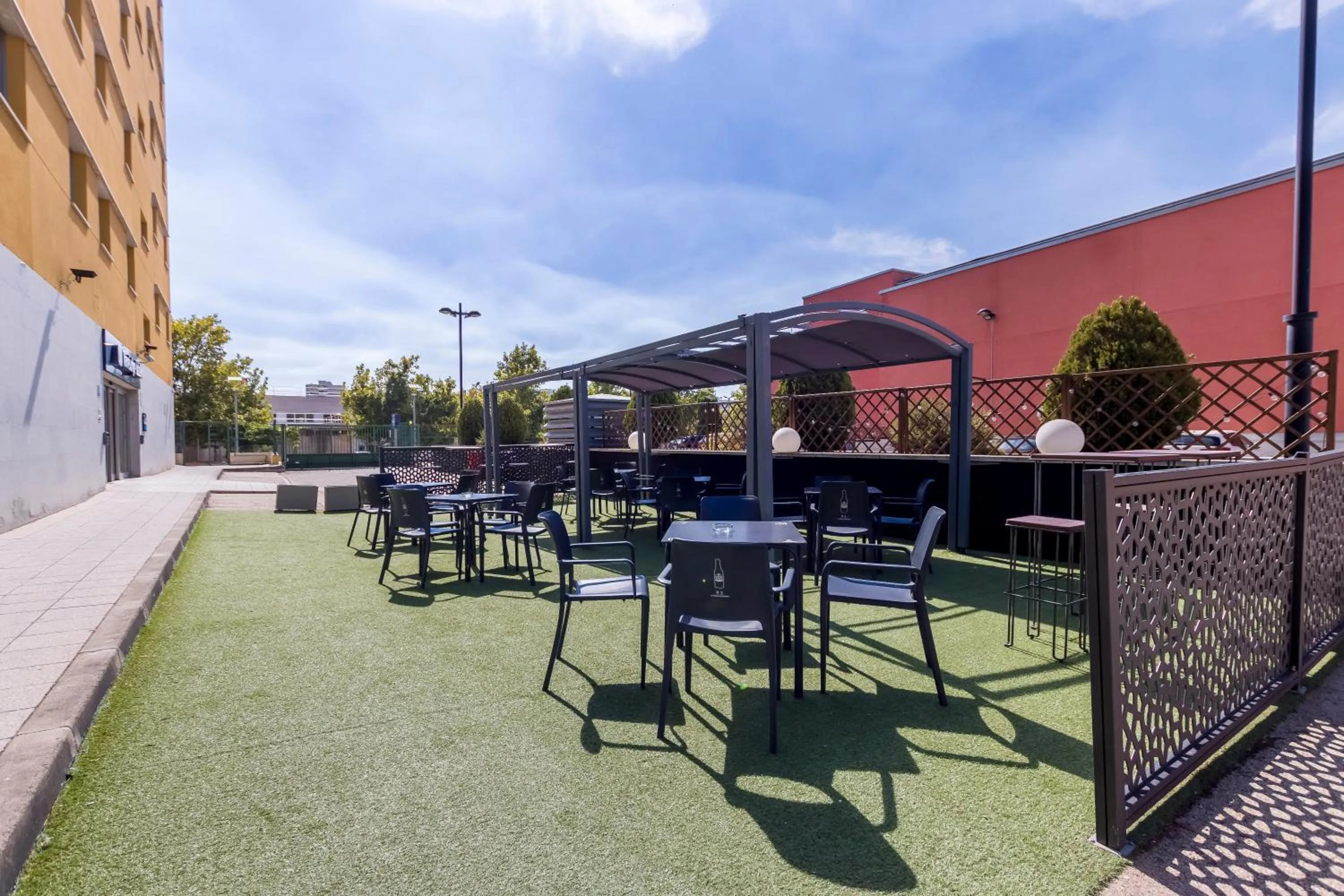 Balcony/Terrace in Travelodge Madrid Alcalá de Henares