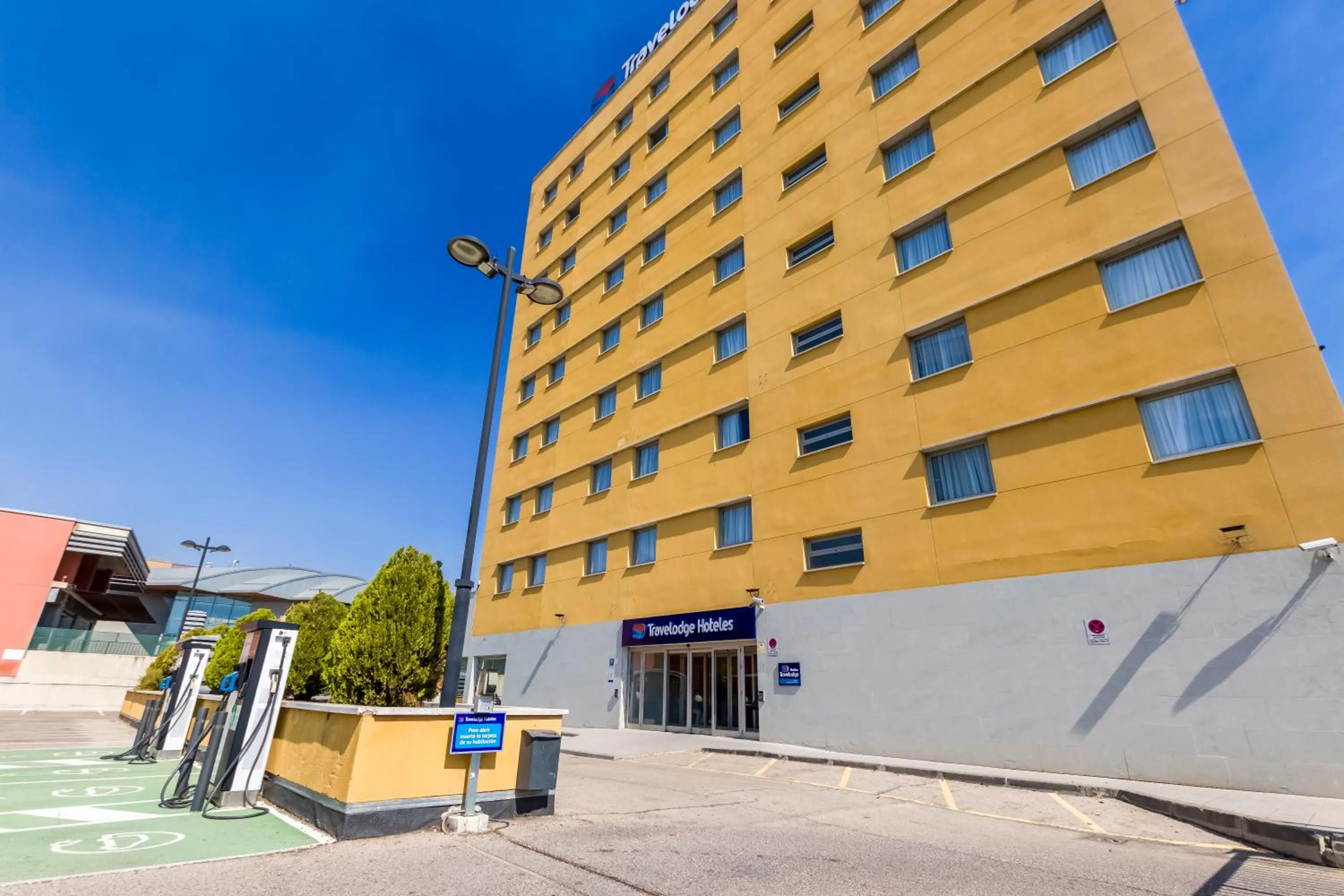 Facade/entrance in Travelodge Madrid Alcalá de Henares