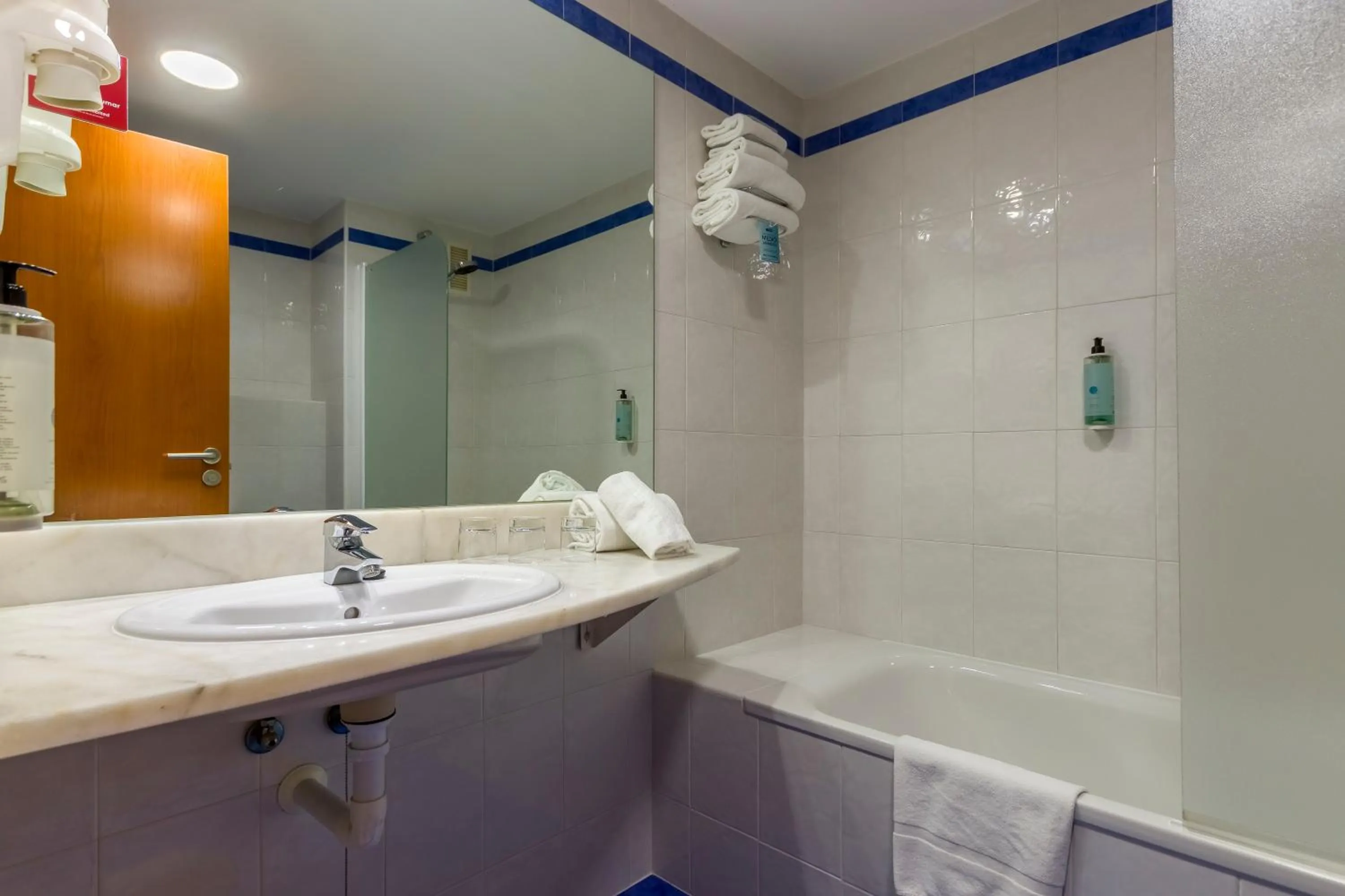 Bathroom in Travelodge Madrid Alcalá de Henares