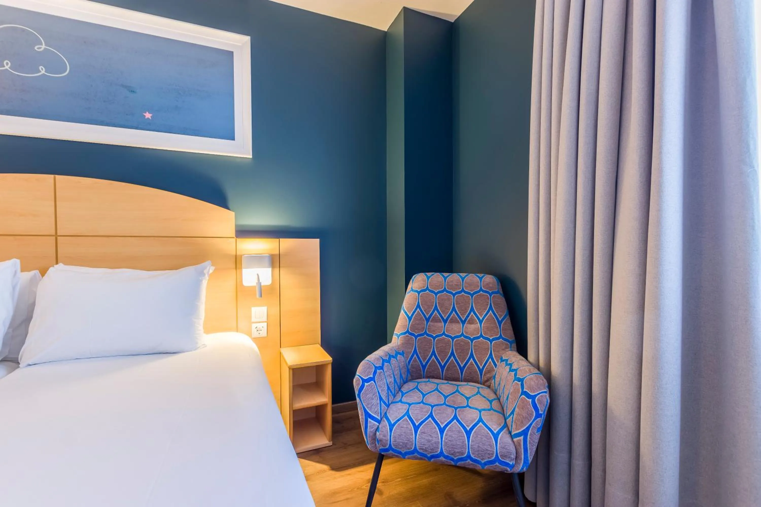 Decorative detail, Bed in Travelodge Madrid Alcalá de Henares