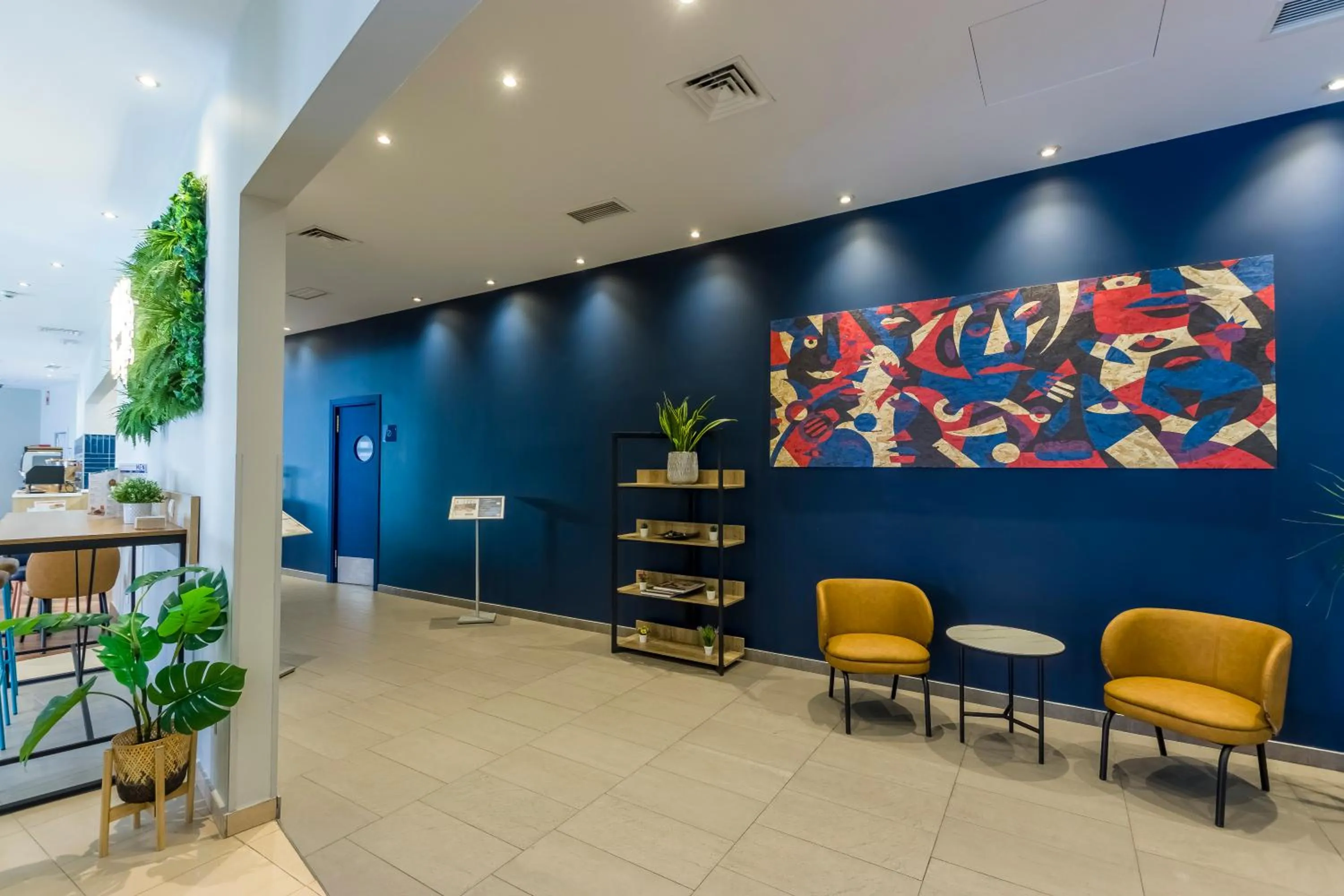 Lobby or reception in Travelodge Madrid Alcalá de Henares