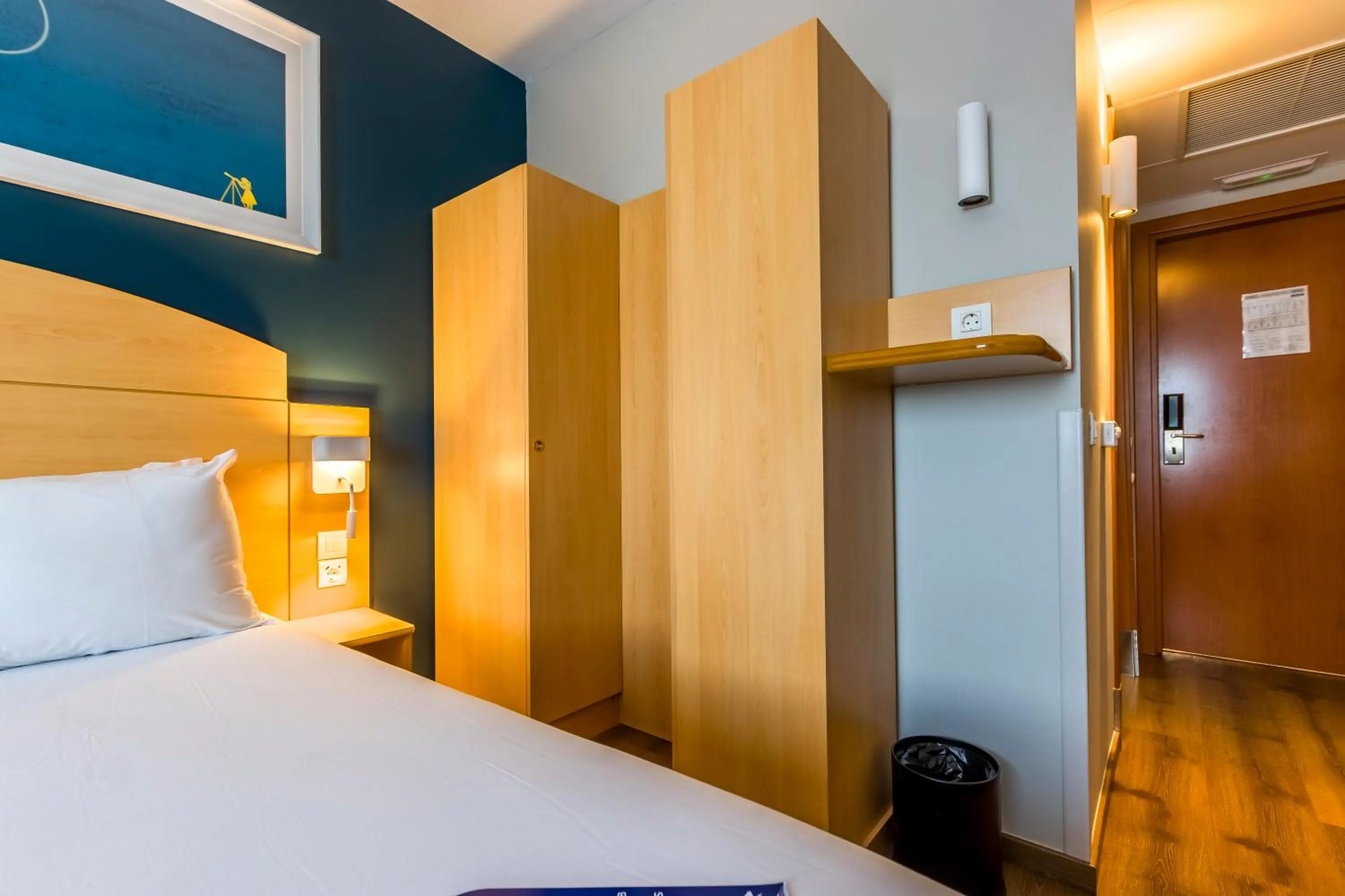 wardrobe, Bed in Travelodge Madrid Alcalá de Henares