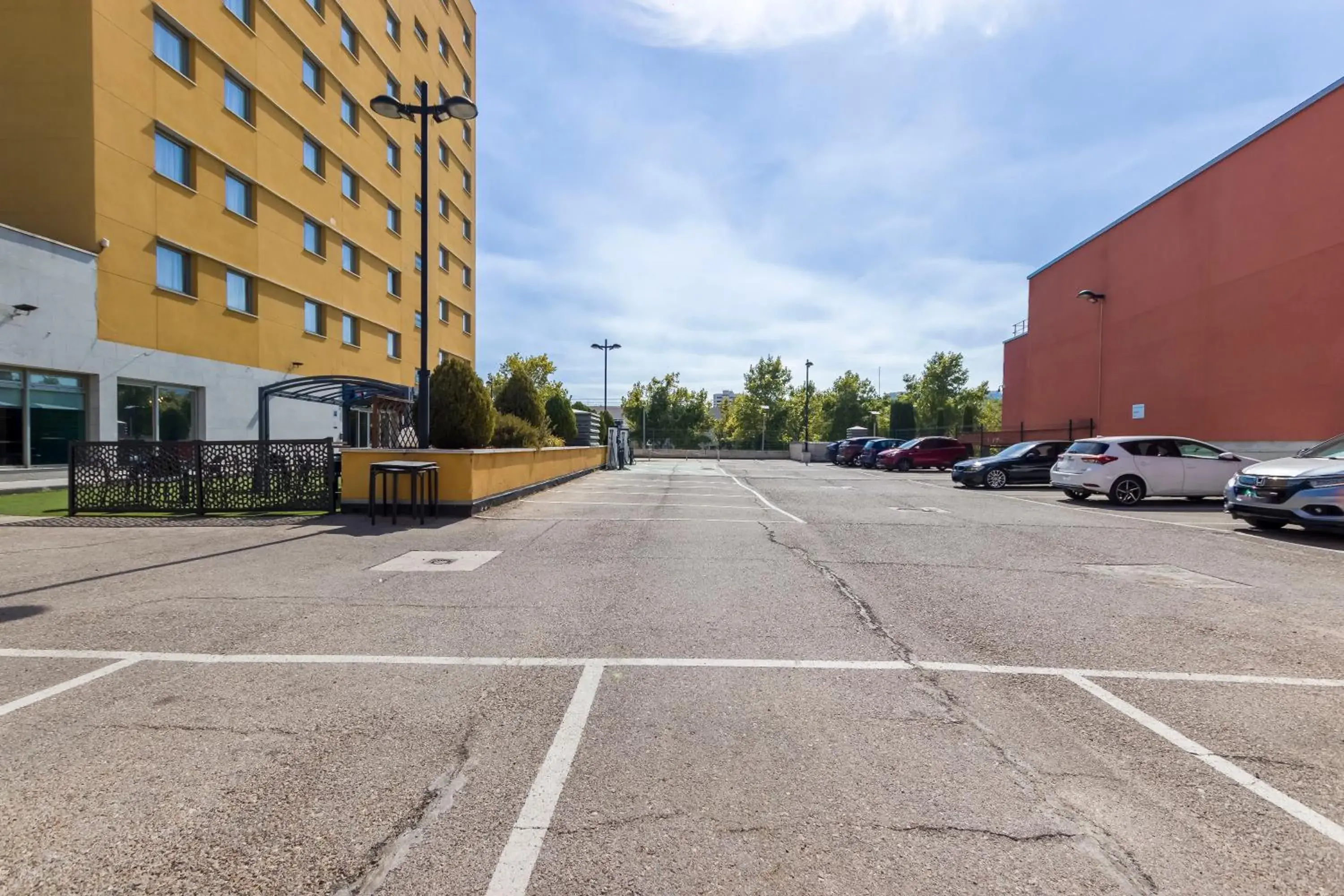 Facade/entrance in Travelodge Madrid Alcalá de Henares Facade/entrance in Travelodge Madrid Alcalá de Henares