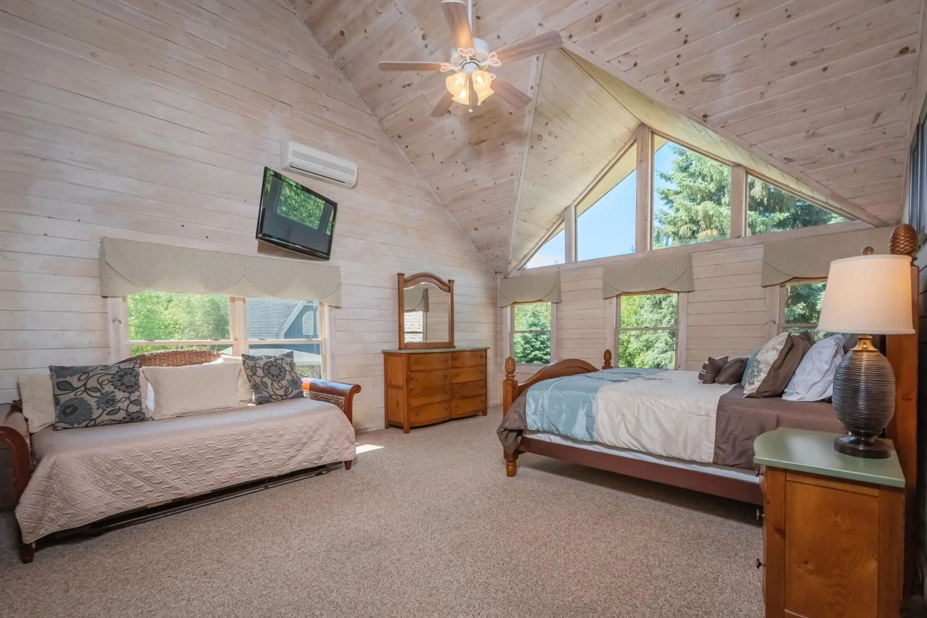 Property building, Bed in Mallard Landing