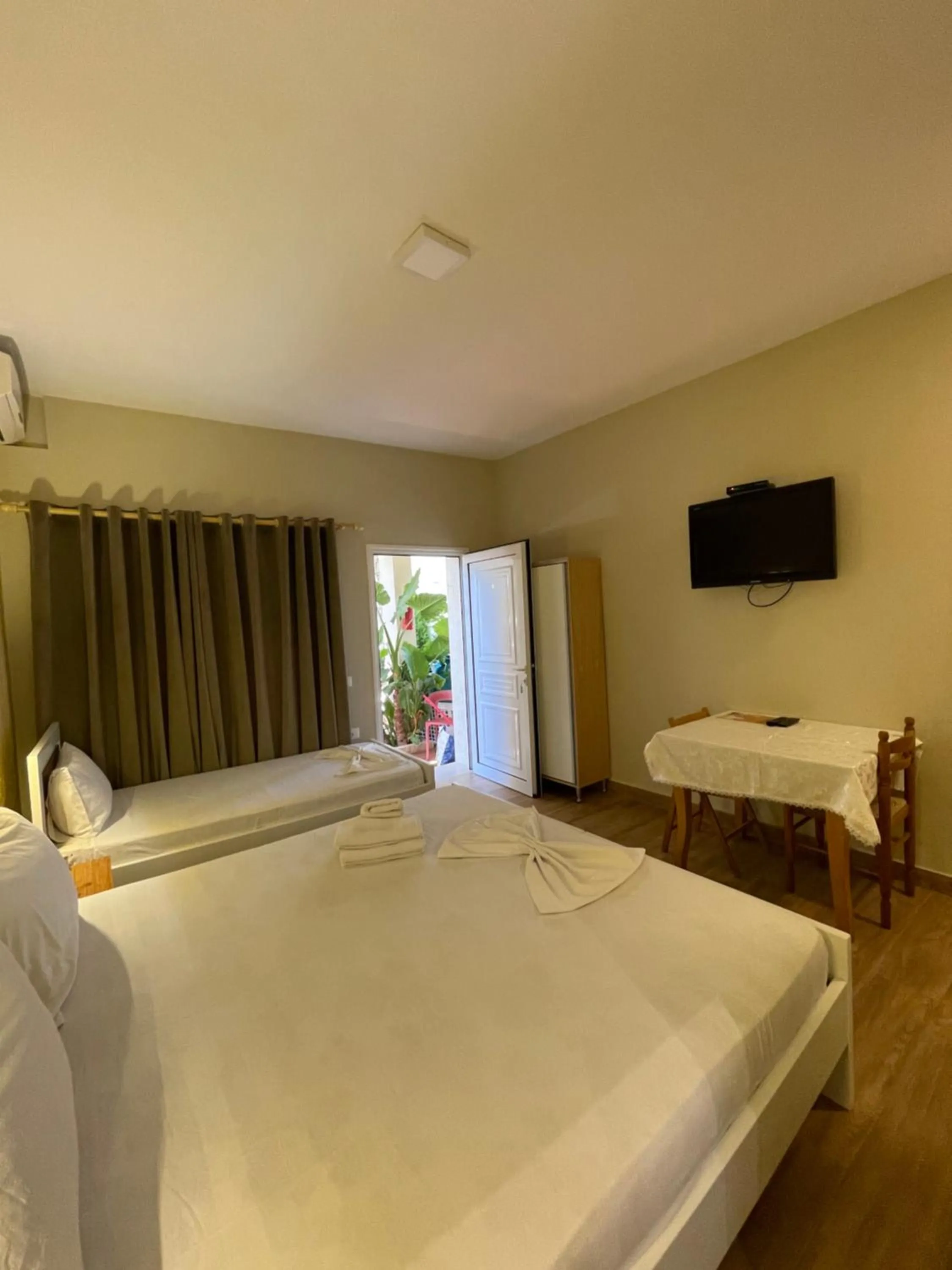 Communal lounge/ TV room in Vila Arial