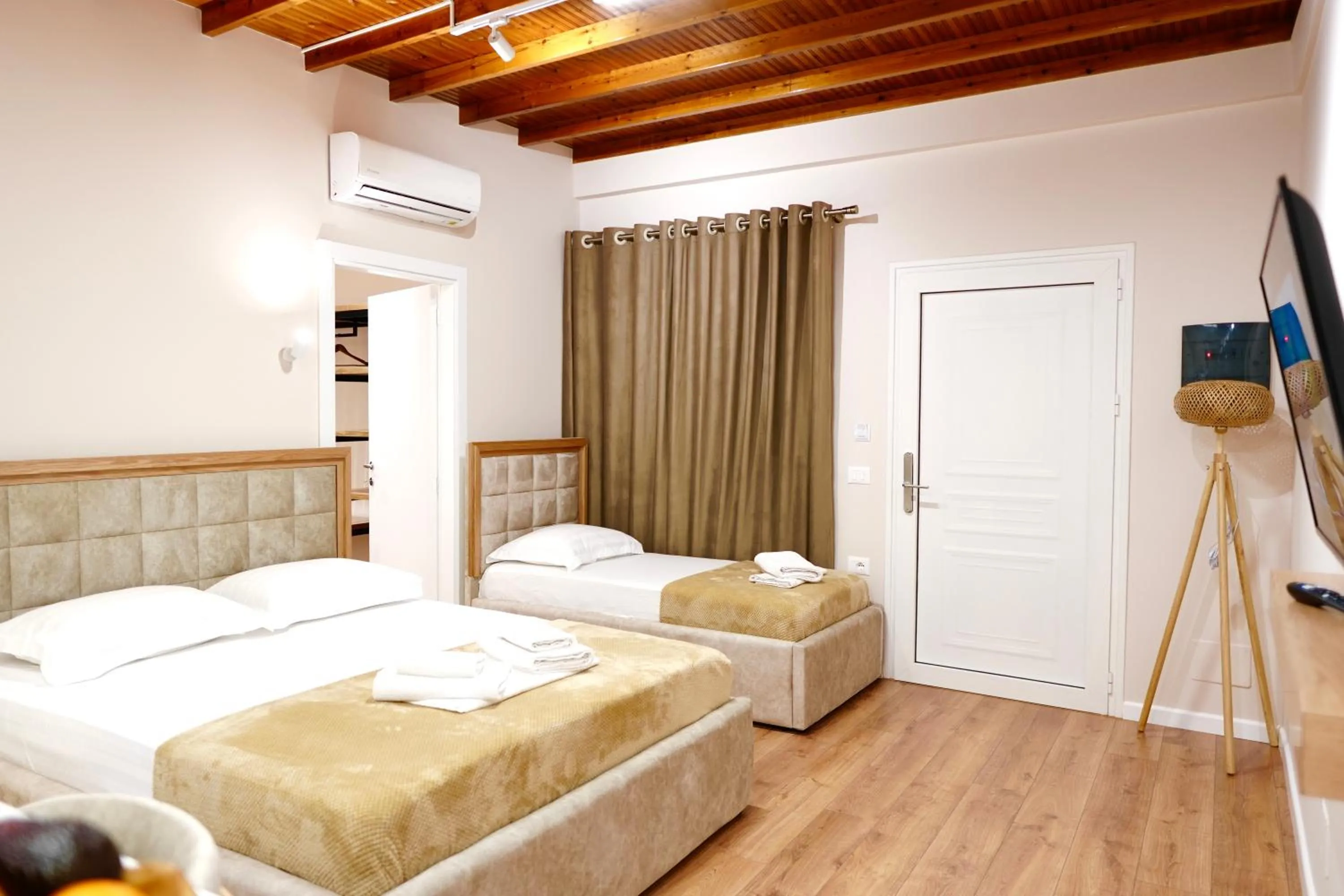 Communal lounge/ TV room, Bed in Vila Arial