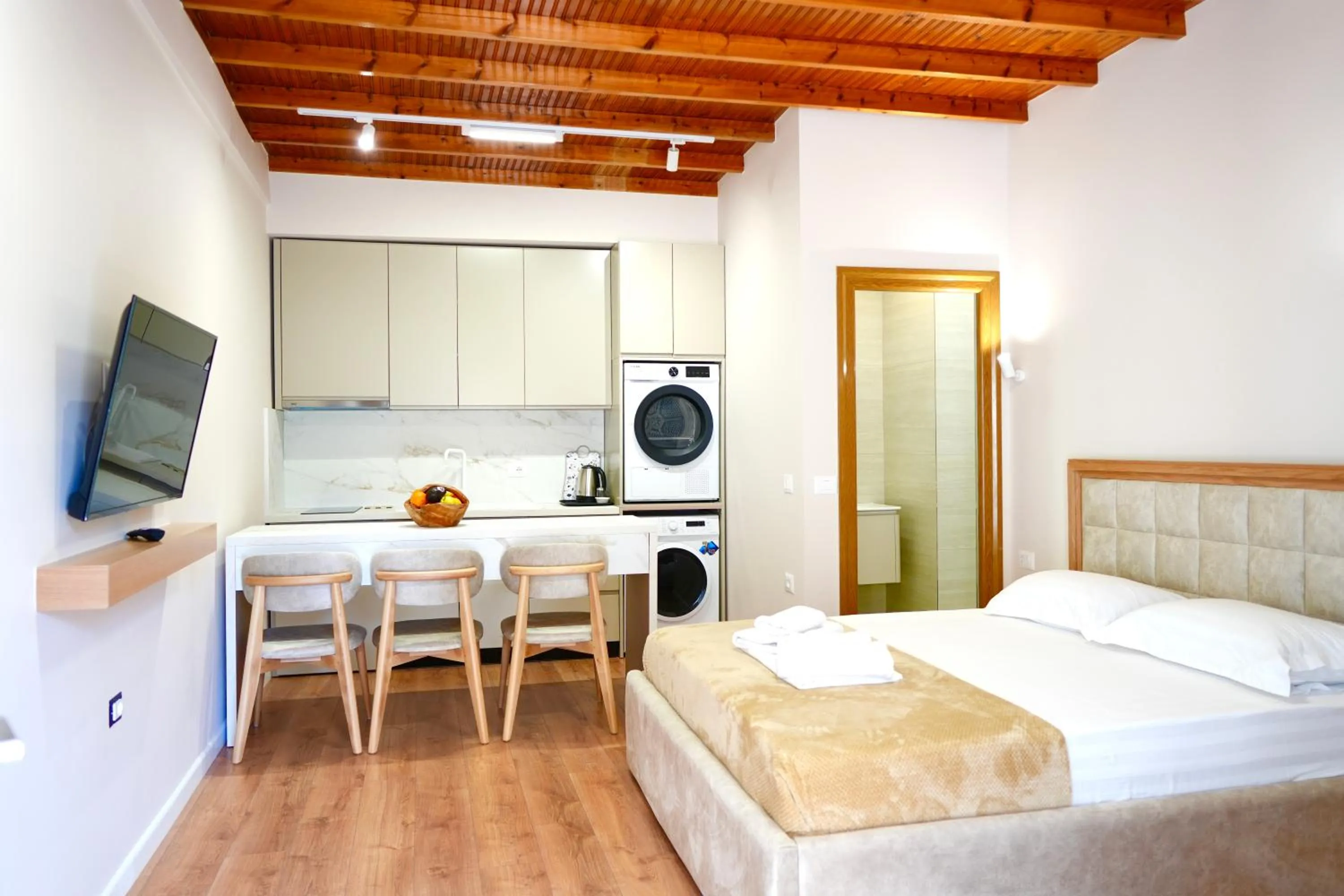 Communal lounge/ TV room, Bed in Vila Arial