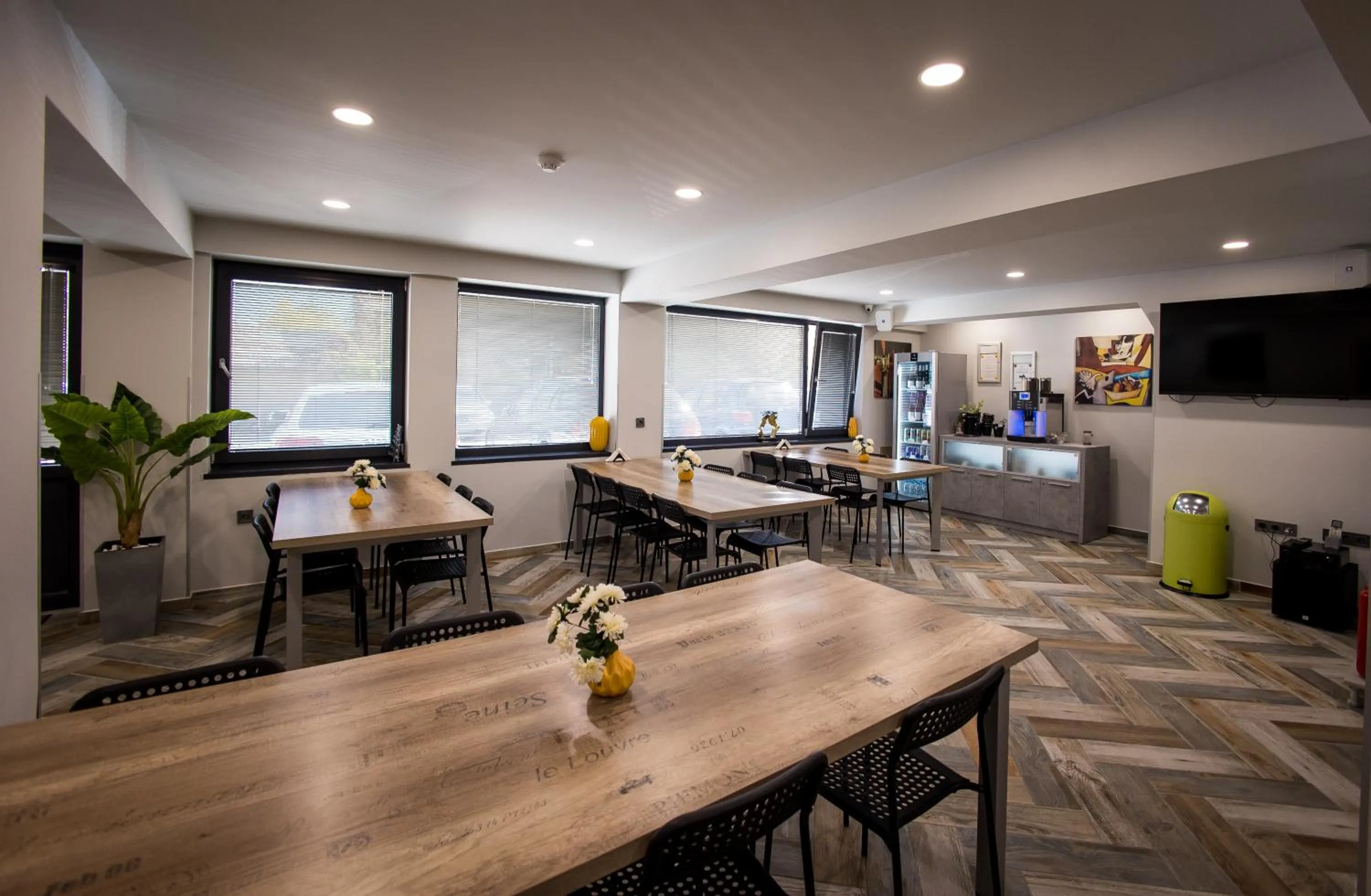 Communal lounge/ TV room in DORM BG pet-friendly Aparthotel