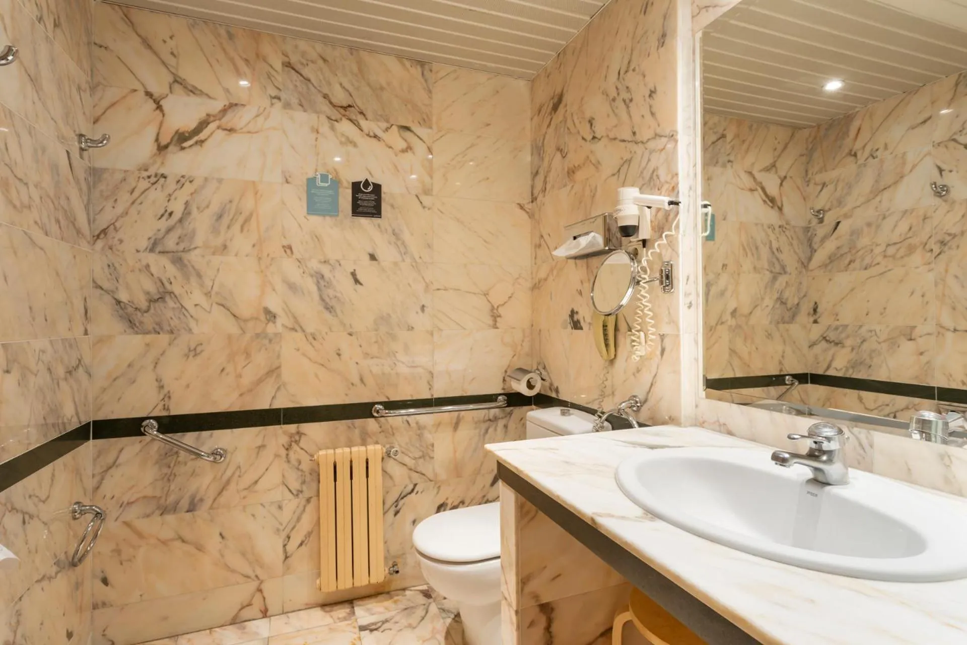 Bathroom in Hotel Alda Río Tormes