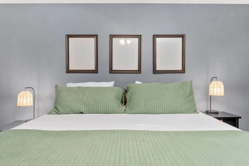 Bed in Sunnyside Retreat