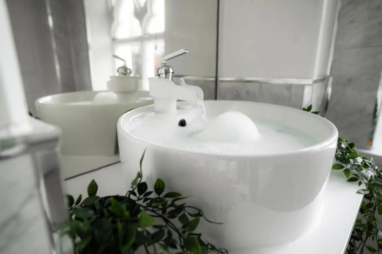 Bathroom in Milverton Hotel