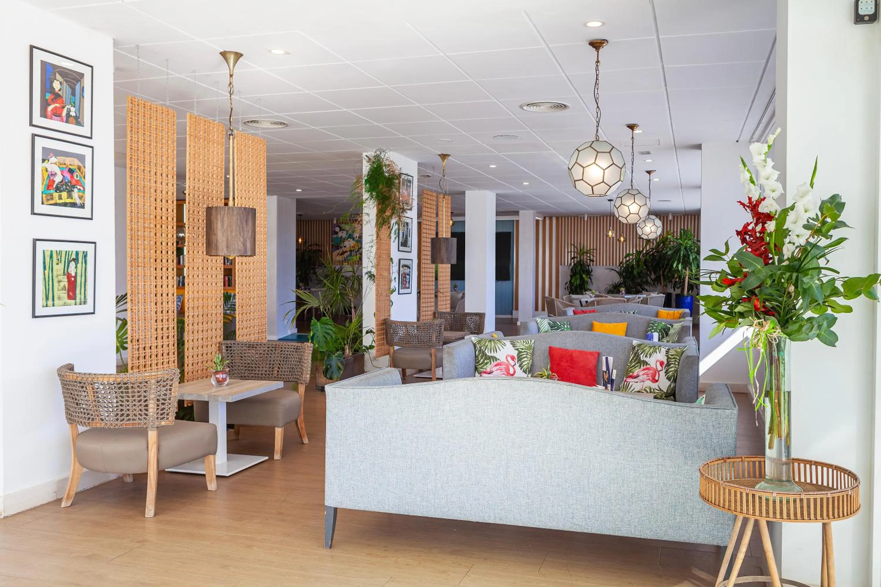 Living room, Bed in Hotel Alay - Adults Only Recommended