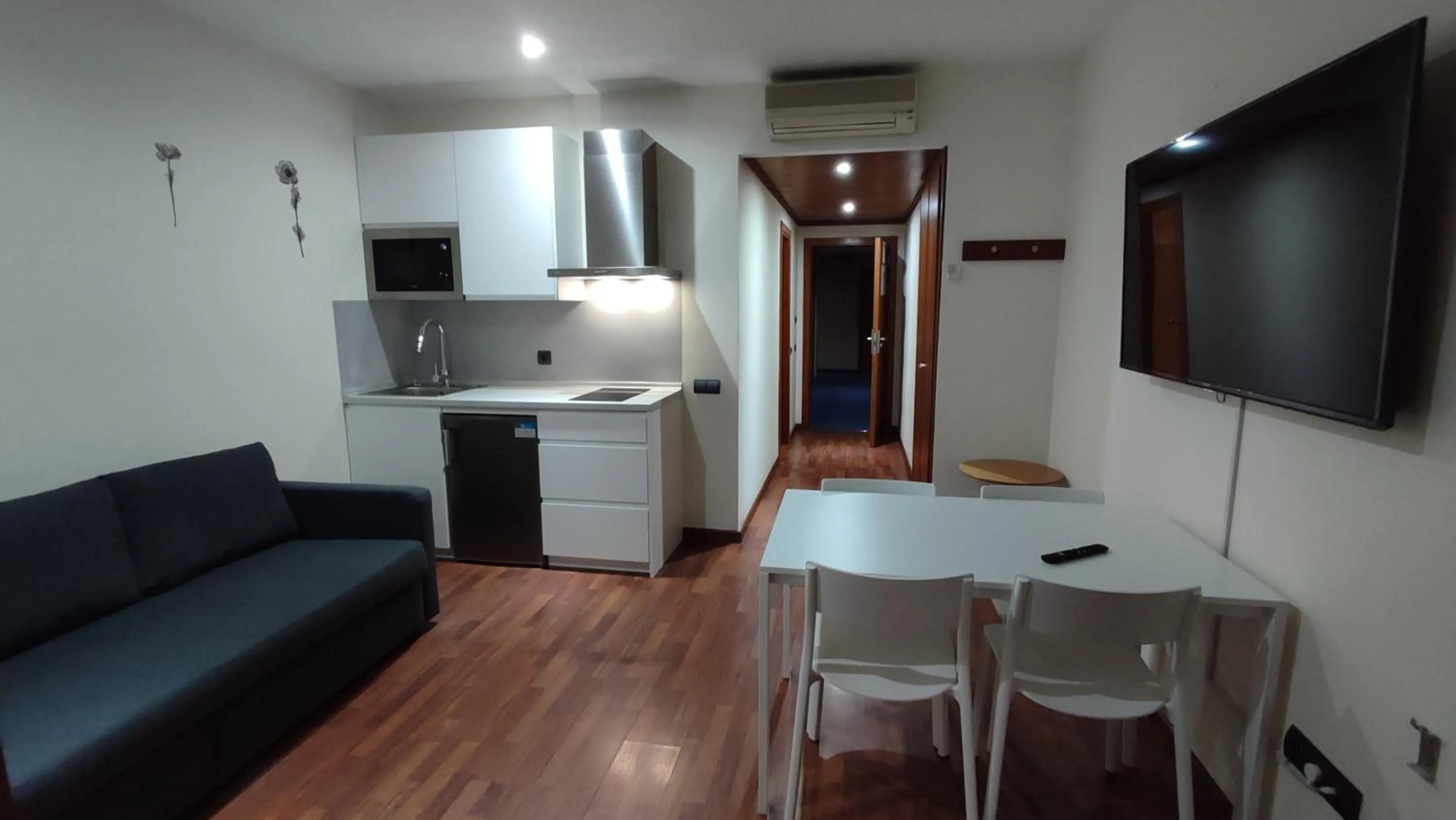 TV and multimedia in Hotel Suite Camarena